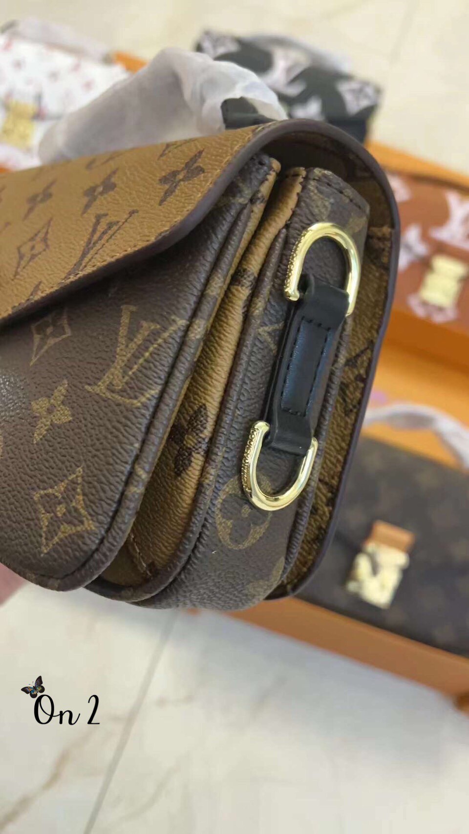 LV Pochette Metis East West Bag งานสวยเป๊ะ มาพร้อมสายโซ่สีทองสำหรับสะพายไหล่แบบสั้นและสายหนังยาวอย่างมีสไตล์ลาย Monogram ตัวล็อกแบบ S-lock ด้านในกว้างใส่iPhoneได้มี3 ช่อง ช่องกระเป๋ามีซิปด้านใน