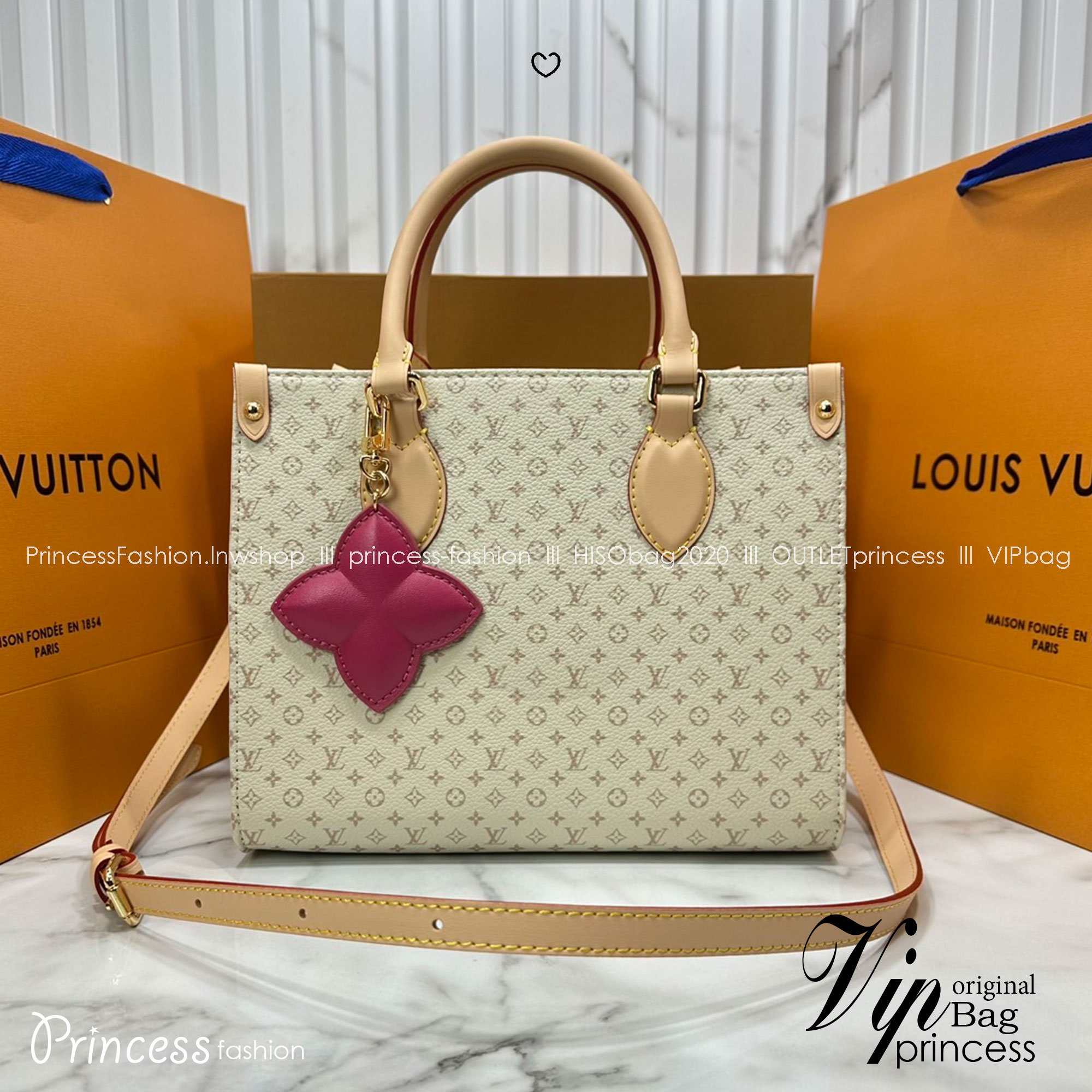 ORI หนังแท้ | LV OnTheGo PM bag Monogram Sand Beige กระเป๋าสะพายทรงโท้ทออนเดอะโก ในคอลเลกชัน LV Romance ยกระดับดีไซน์สำหรับฤดูกาลนี้ด้วยการผสานสัญลักษณ์ไอคอนิกลาย Damier และ Monogram ที่มีเอกลักษณ์ไม่ซ้ำใครของเมซงเข้าด้วยกัน กระเป๋าถือหนังหรูหรา