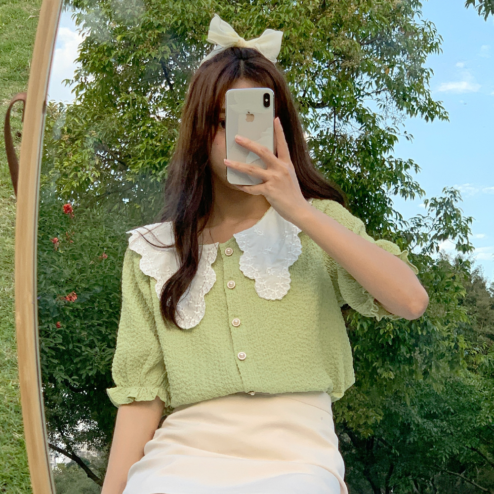พร้อมส่ง🌷 Moon top เสื้อแขนสั้น แขนระบาย รุ่นนี้คือน่ารักมากกก งานสวย เป็นผ้าย่น คอปกบัวเป็นผ้าปักลายดอก กระดุมมุกสีขาว
