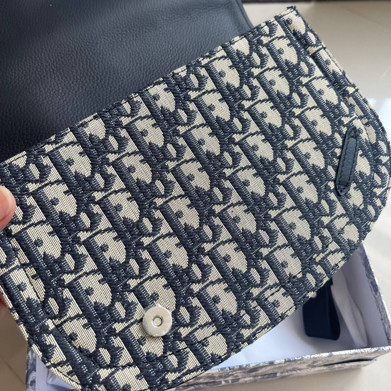 หนังแท้ CHRISTIAN DIOR SADDLE POUCH Beige and Black Dior Oblique Jacquard พร้อมส่งที่ไทย จุของได้เยอะมาก ภายในโล่งกว้าง วัสดุหนังแท้และผ้าแจ็คการ์ดอย่างดีทั้งใบ เกรดเทพออริจินอลหนังแท้ทั้งใบ ภาพสินค้าถ่ายจากงานขายจริง ใช้งานต่างประเทศได้