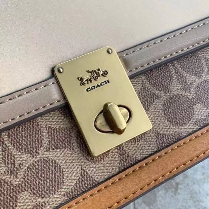 COACH HUTTON SHOULDER BAG IN SIGNATURE CANVAS sold out ไปกันทั่วหน้าในหลายประเทศ กับกระเป๋าสะพายที่สุดของความหรู ดีไซน์คลาสสิควินเทจ ลูกเล่นสีแทนสนิมตัดกับอะไหล่สีทองเหลืองดูย้อนยุคและหรูหรา วัสดุหนังแคนวาสสลับหนังแท้ สายสะพายโซ่สลับหนัง ปรับสะพายได้ 2 แบ