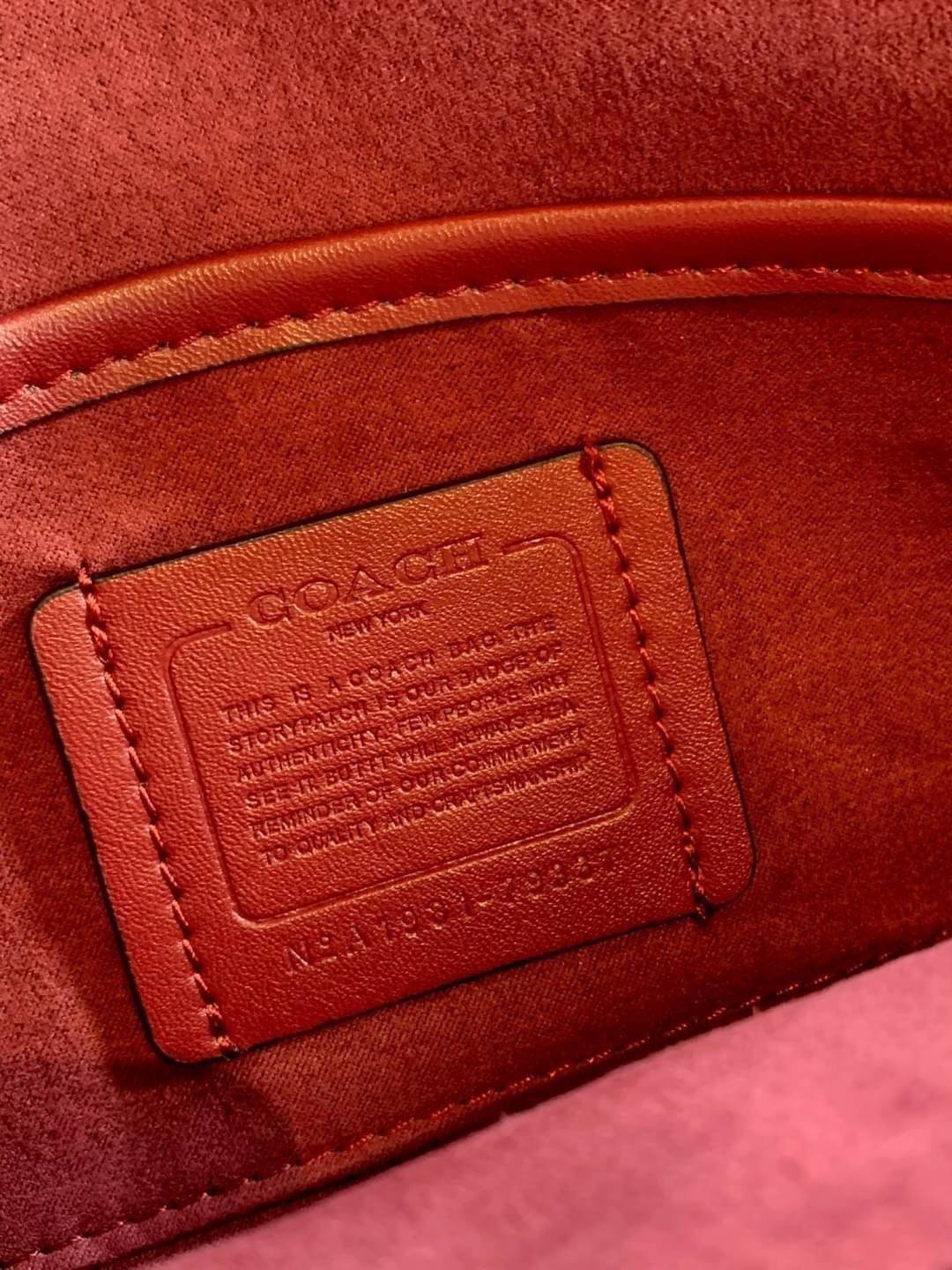 COACH TABBY SHOULDER BAG 26 พร้อมส่งที่ไทยอีกครั้งค่ะ!! กระเป๋าหิ้ว//คล้องไหล่//สะพายข้างได้ สุดคุ้ม! หนังแท้เรียบคลาสสิคเพิ่มความหรูเข้ามาค่ะ ด้านหน้ามีอะไหล่แบรนด์ตัวใหญ่โดดเด่น เปิดปิดกระเป๋าแบบกระดุมแม่เหล็ก ภายในมีช่องหลักใส่ของ2ช่อง;สามารถใส่กระเป๋า