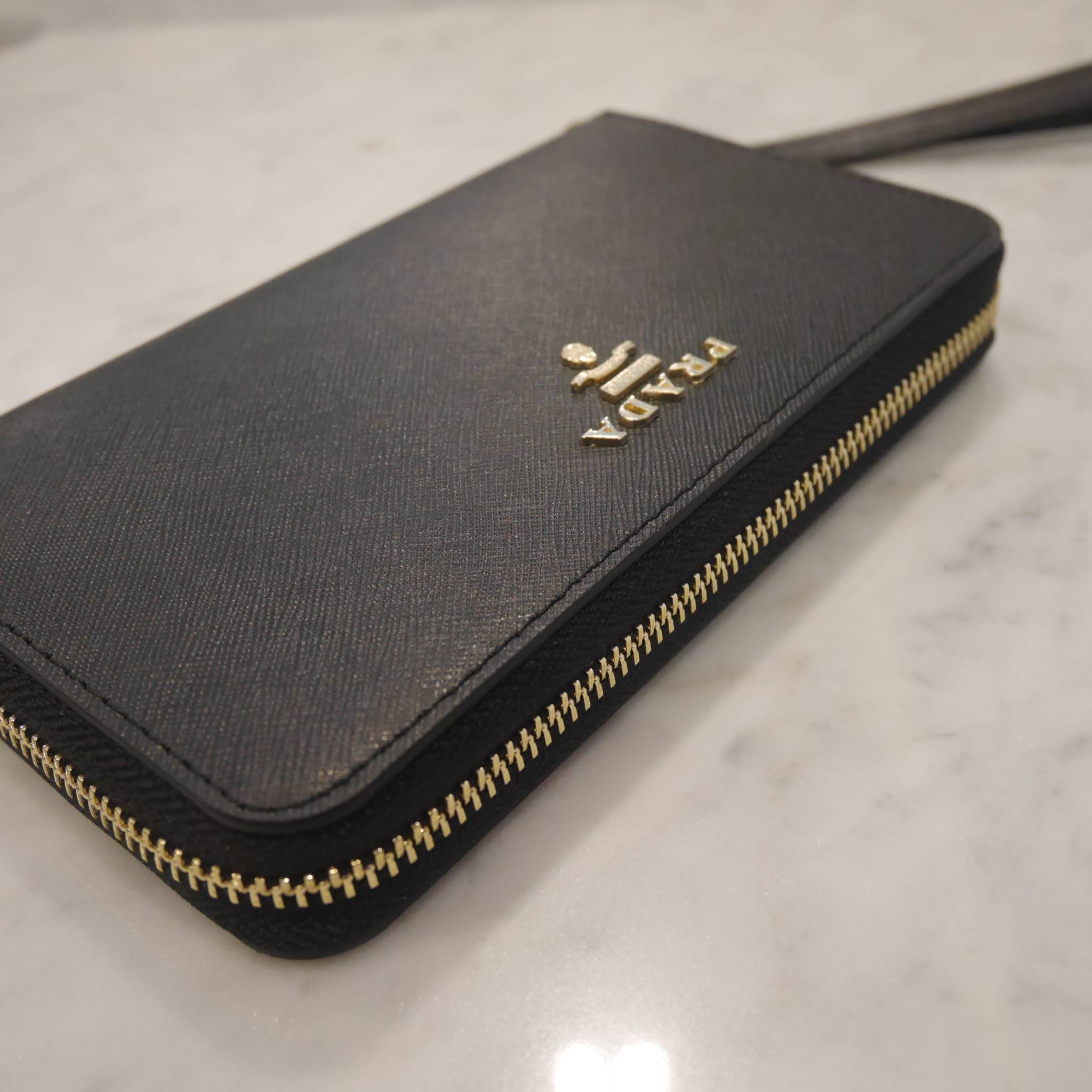 New arrival ! รุ่นที่รอคอย เข้าแล้วค้า กับ Prada Wallet Saffiano กระเป๋าสตางค์ซิปรอบ รับทรัพย์ **พร้อมสายคล้องมือ เปิดปิดด้วยซิป อะไหล่ทอง ปั้มแบรนด์ ทั้งใบ **จุดเด่น มีช่องใส่มือถือ ได้ถึง iphone7+ ใส่บัตรได้หลายช่อง ด้านในมีช่องซิปแยกอีก1ช่อง แถมยังมี ช