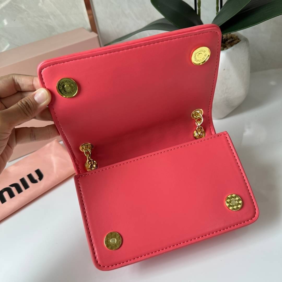 Miu Miu Matelassé Nappa Leather Mini Bag / Miu Miu Woman’S Bag Chain Mini bag กระเป๋ามินิรูปทรงสี่เหลี่ยมวัสดุหนังNappa มีความนุ่มมือและเงางาม