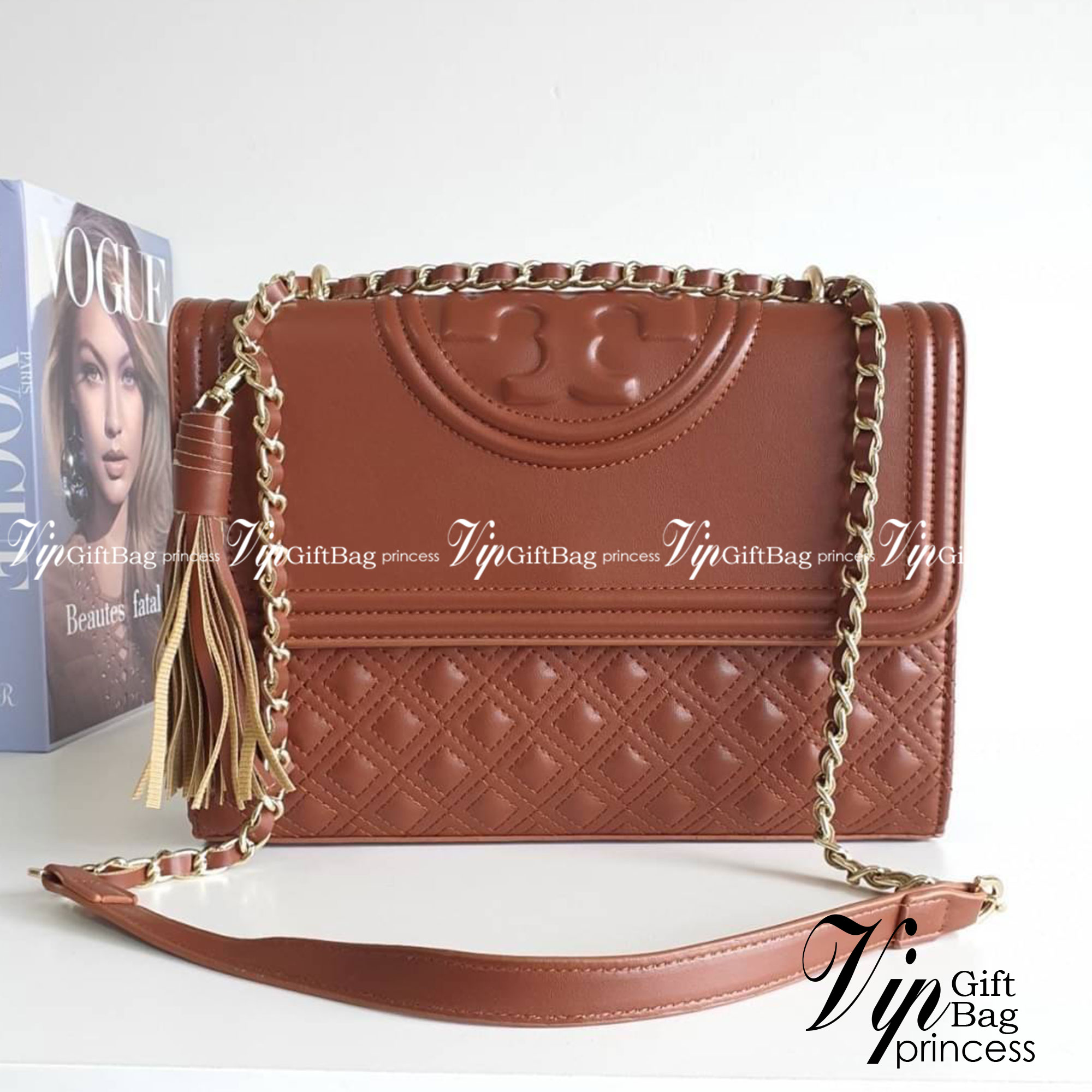 TORY BURCH Fleming Small Convertible Shoulder Bag รุ่นขายดีที่สุดกับ ไอเท็มที่ต้องมีแบรนด์ TORY BURCH มีมาให้ช้อปอีกแล้วค่ะสาวๆ กับทรง CLUCTH & CROSSBODY กระเป๋าสะพายข้างหรือสะพายเป็นครอสบอดี้ ประดับพู่ด้านข้าง