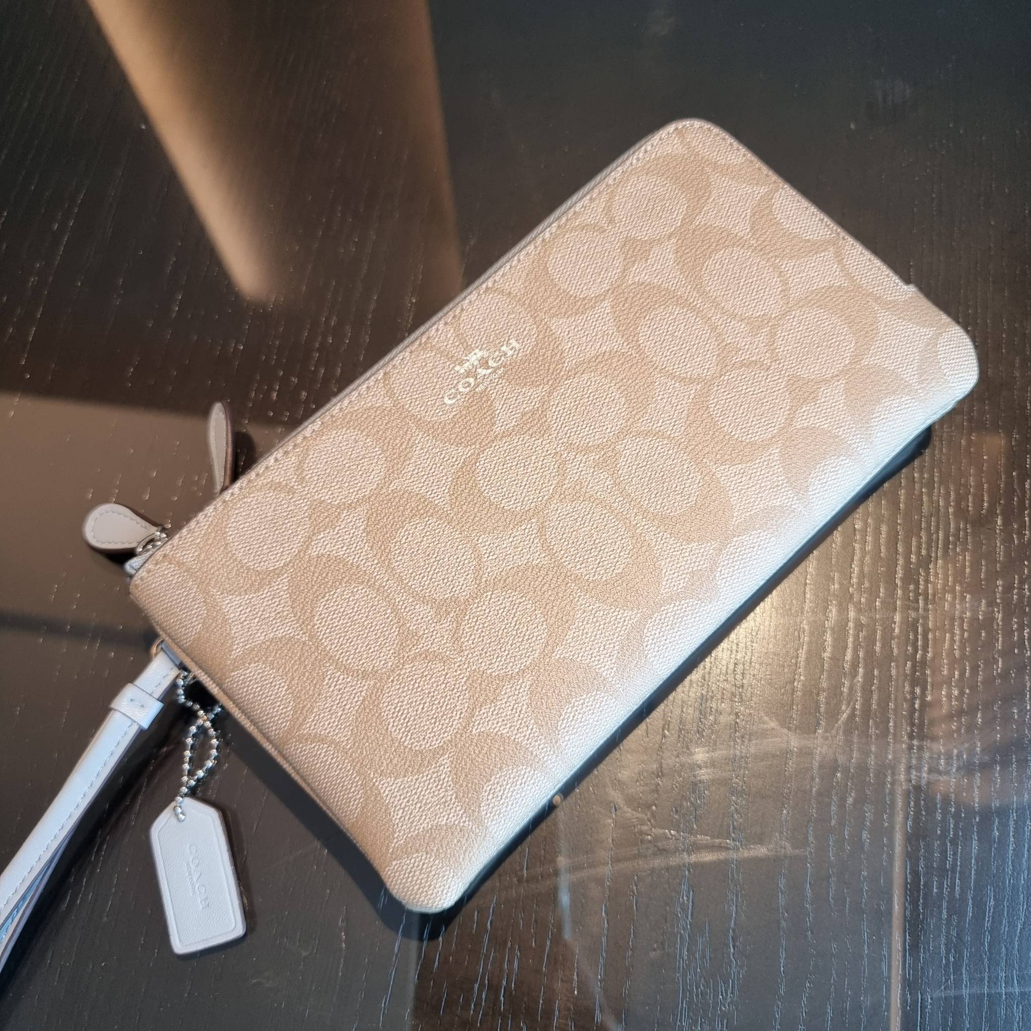 COACH F54057 DOUBLE ZIP WALLET IN SIGNATURE กระเป๋าคล้องมือ size L ใบนี้ใส่มือถือได้ทุกรุ่น ขนาดกำลังดี พกพาสะดวกมากๆ วัสดุหนังสังเคราะห์ ภายในเป็นผ้าสีสวยคม ใส่ธนบัตร ใส่บัตรได้เยอะ ใส่มือถือได้สบายๆทุกรุ่น ตอบโจทย์สาวๆที่ไม่ชอบพกเยอะวุ่นวายจ้า ใบนี้เอาอ