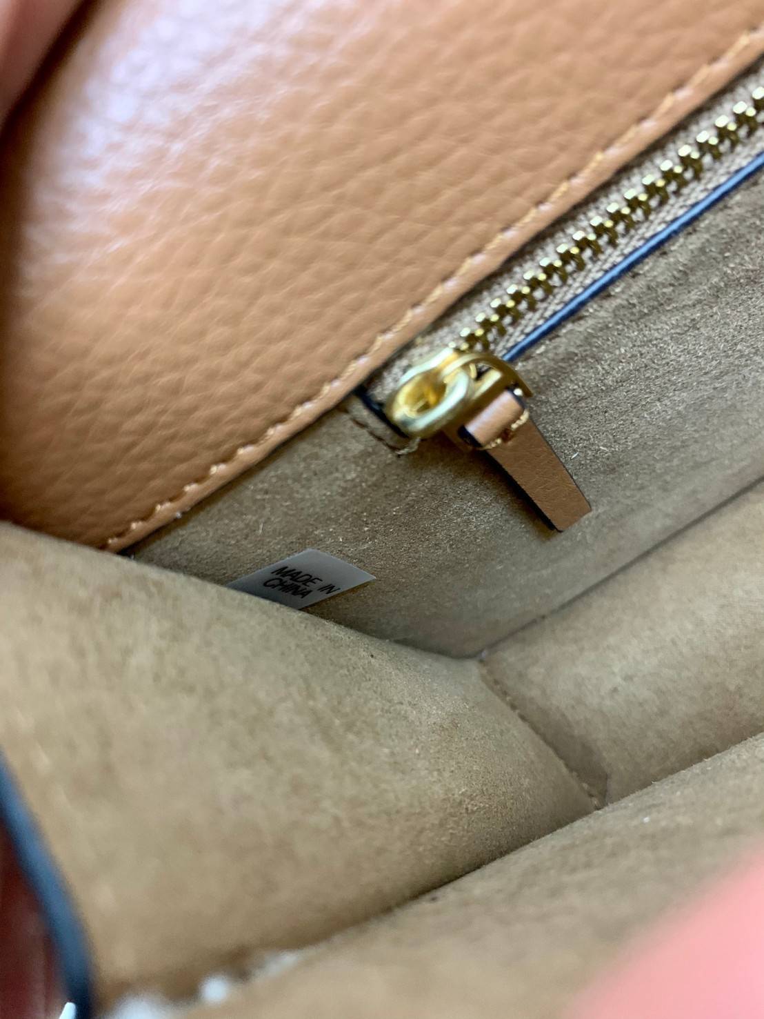 สวยจริงไม่จกตาจ้าา😘 TORY BURCH MILLER SHOULDER BAG BRAIDED STRAP LARGE ((81668)) พร้อมส่งที่ไทย! กระเป๋าหิ้วและสะพายไหล่ได้ในตัว หนังแท้ลายหนังสวยมากๆค่ะ ด้านหน้ามีอะไหล่โลโกแบรนด์ หรู สะพุดตาทีเดียว เปิดปิดกระเป๋าแบบฝาปิด ภายในมีช่องหลักใส่ของ2ช่