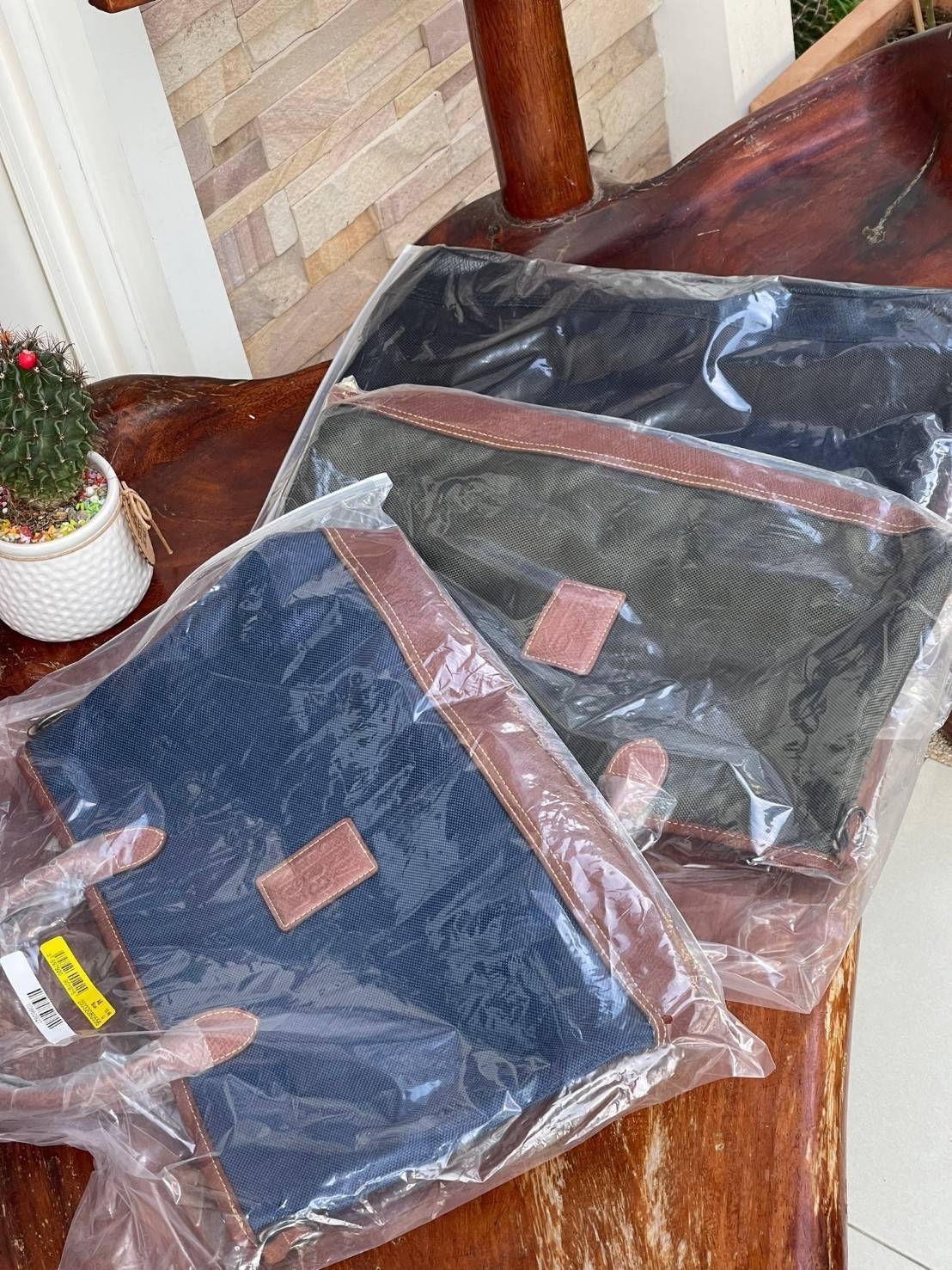 LONGCHAMP BOXFORD TRAVEL BAG M กระเป๋าเดินทางขนาดกลาง มาพร้อมสายสะพายที่สามารถถอดได้ ให้คุณเลือกสะพายไหล่หรือถือได้ มีซิปรูดเปิดปิดกระเป๋าที่ให้คุณมั่นใจได้ว่าคุณจัดเก็บไอเท็มของคุณได้อย่างมิดชิด บ็อคฟอร์ด (BOXFORD) สะท้อนความเป็นเอกลักษณ์ของแบรนด์ที่เปี่