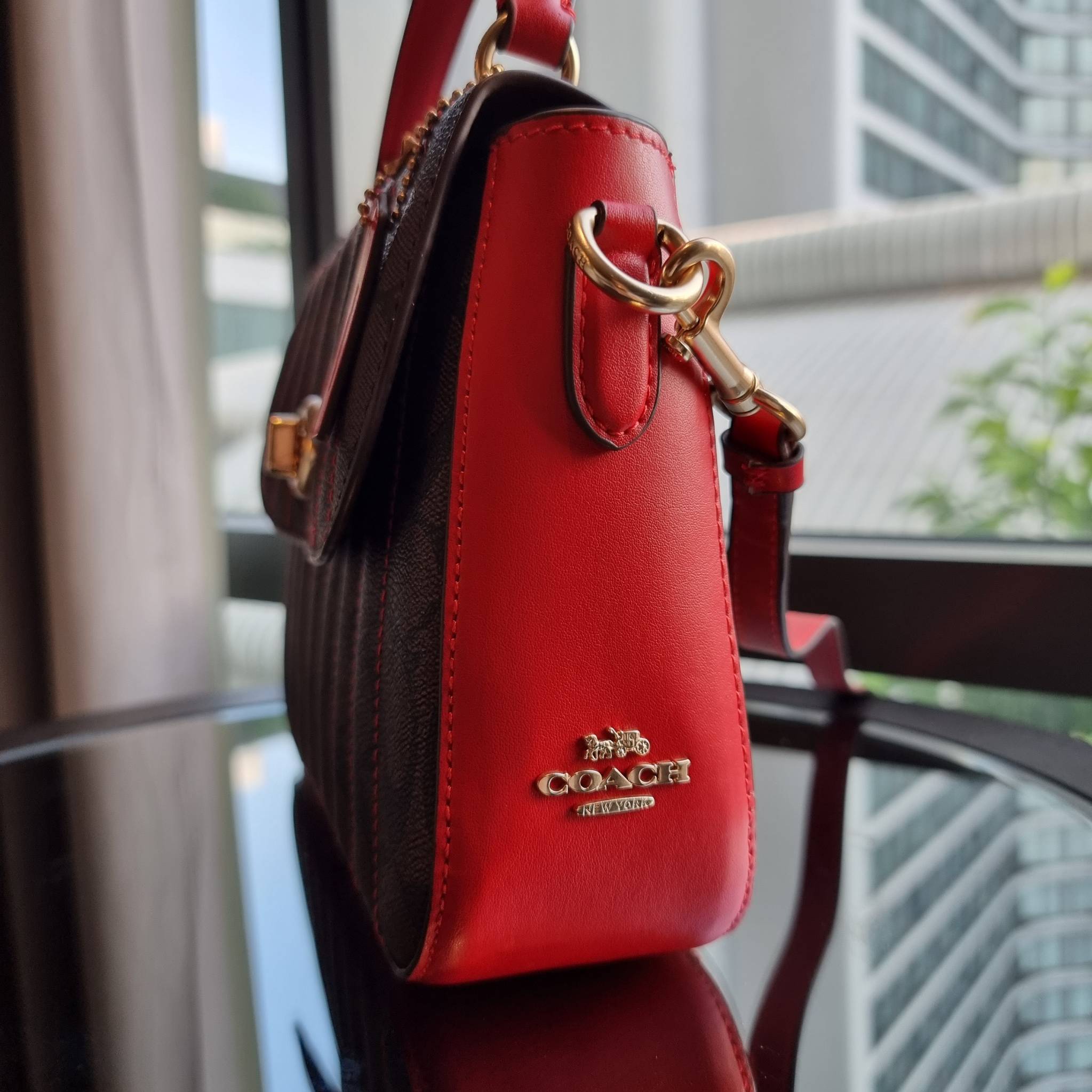 OUTLET 】COACH C5645 MARLIE TOP HANDLE SATCHEL IN SIGNATURE CANVAS WITH QUILTING ดีไซน์ใหม่ กระเป๋าถือ/สะพายข้าง ออกแบบมาไม่เหมือนใคร โดดเด่นด้วยการเย็บบุหนัง โชว์ดีเทลลายเส้น ตกแต่งโลโก้ด้านข้างอะไหล่ทอง วัสดุหนังแคนวาสสลับหนังแท้ เปิด-ปิดด้วยตัวล็อคแน่นห