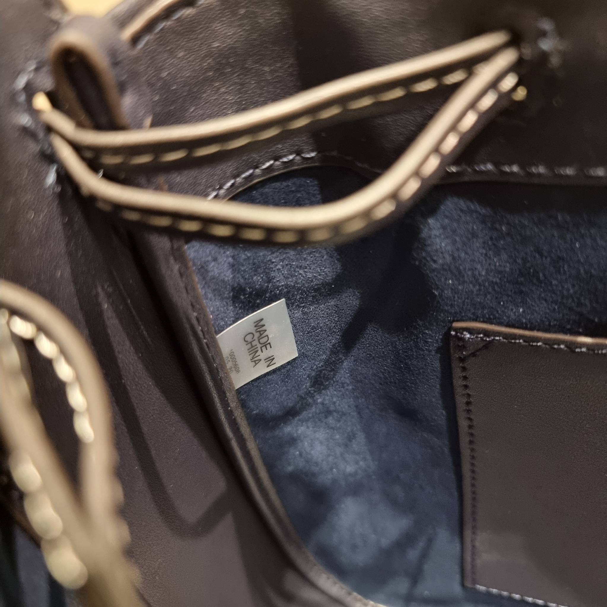 TORY BURCH T MONOGRAM JACQUARD BELL BAG คอลเลคชั่นใหม่ กับกระเป๋าลายโมโนแกรมยอดฮิต ที่มาในรูปทรงดีไซน์สวยเก๋ ชิคๆคูลๆ รับรองว่าไม่มีเกร่อ ตัวกระเป๋าทรงเหลี่ยม รูปเก็บทรงได้ในส่วนของปากกระเป๋า หรือไม่รูด ก็ได้ความสวยไปอีกแบบ วัสดุผ้า jacquard ตัดสลับหนังแท