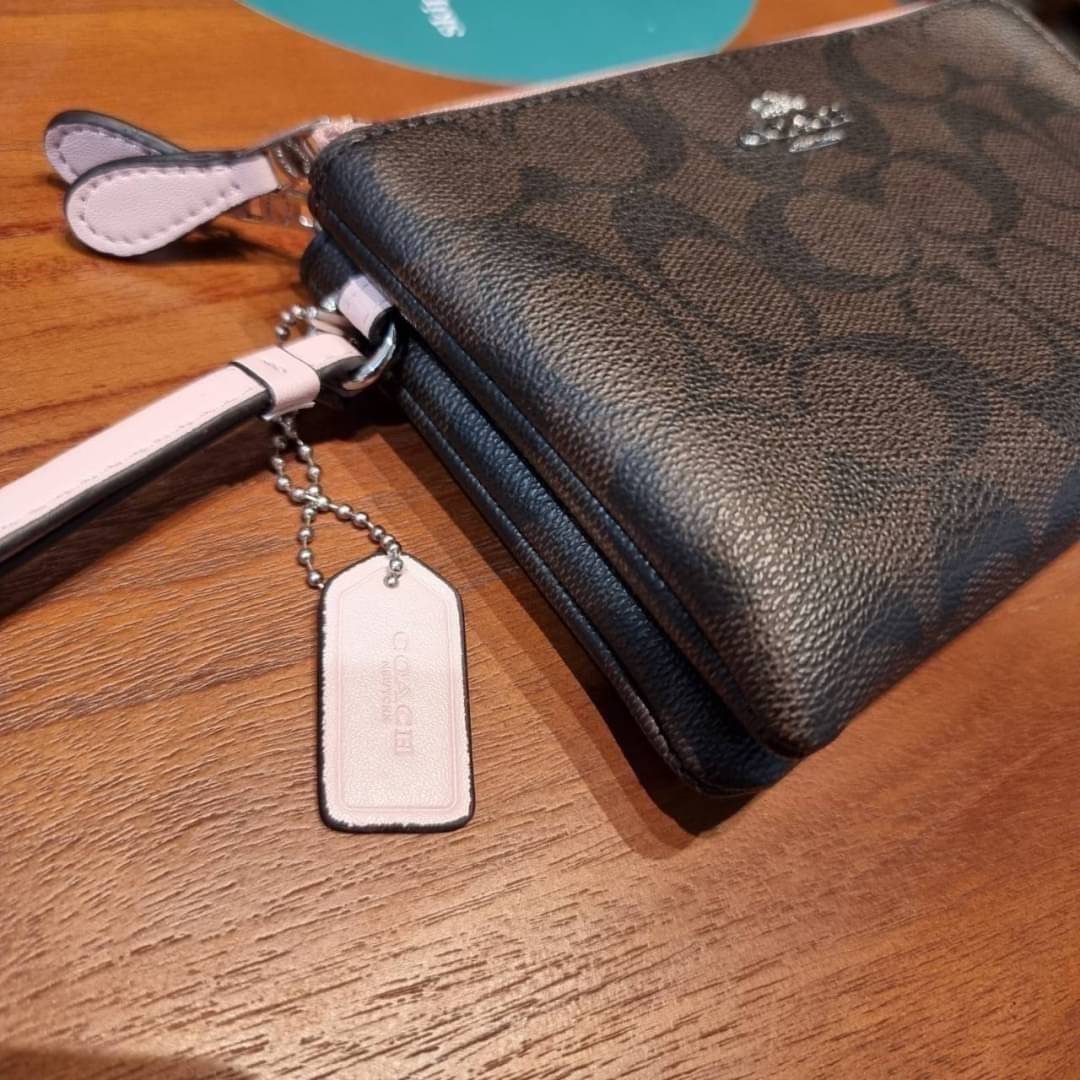 COACH F87591 DOUBLE CORNER ZIP WALLET IN SIGNATURE COATED CANVAS คล้องมือรุ่น 2 ซิป!! มาแล้วจ้า 🌟🤗 ไซส์นี้คือเหมาะมือจริงๆ พกง่ายเช่นเคย ไม่ต้องกังวลว่าจะเกะกะหรือกินพื้นที่กระเป๋าหลัก วัสดุหนังแคนวาสเคลือบลาย มีช่องหลักแยก 2 ช่อง ภายในบุผ