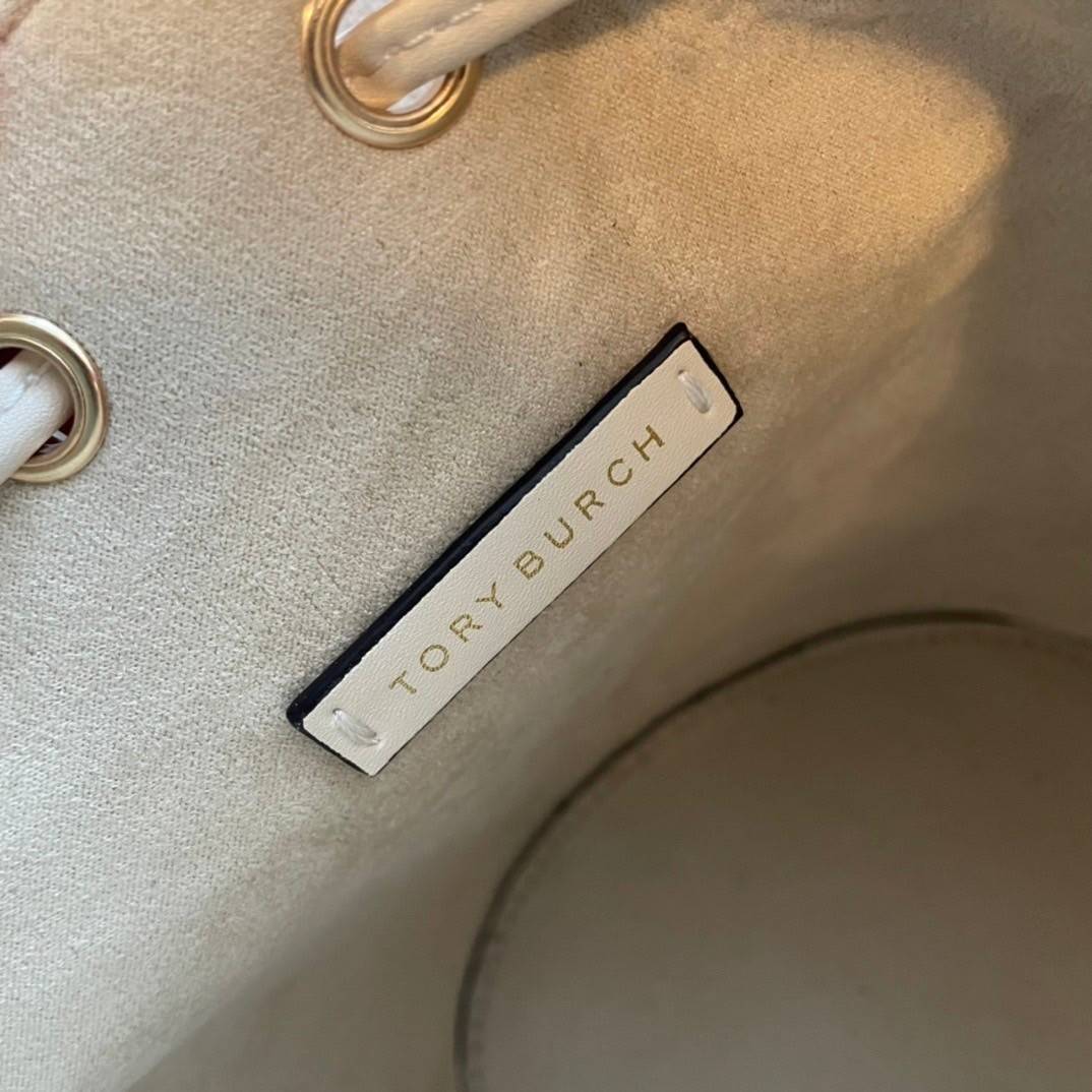 Tory Burch T Monogram Embossed Mini Bucket Bag กระเป๋าทรงถังขนาดเล็ก ประดับด้วยลวดลายอันเป็นสัญลักษณ์ของแบรนด์ ถูกประดิษขึ้นด้วยความพิถีพิถันวัสดุหนังอย่างดี ด้านในบุด้วยหนังไมโครซูแอคเนื้อนุ่มทำความสะอาดง่าย อะไหล่ทองหรูหรา มาพร้อมสายยาว ปรับสายได้ ถอดสา