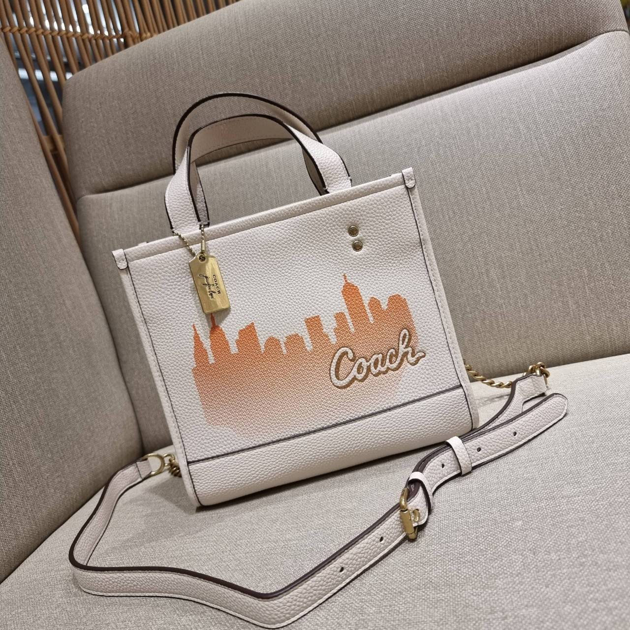 COACH C6494 COACH x JENNIFER LOPEZ DEMPSEY TOTE 22 WITH NYC SKYLINE คอลเลคชั่นใหม่ล่าสุด ยังไม่เข้า shop ไทย!! สุดยอดตัวแม่แห่งความเซ็กซี่ เจนนิเฟอร์ โลเปซ คอลแลบกับแบรนด์ เพิ่มความมีเสน่ห์ให้กับไอเท็มนี้ได้อย่างไม่ต้องสืบ!! กระเป๋าสะพายทรงโท้ท ดีไซน์โดดเ
