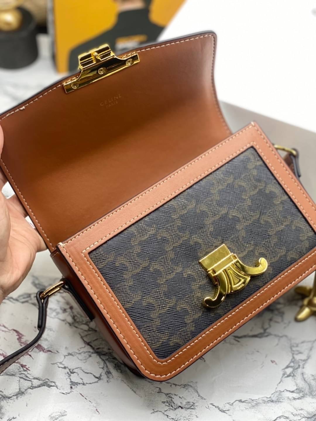 CELINE TRIOMPHE CROSSBODY BAG / CELINE TEEN ดีไซน์ยอดนิยมสไตล์ LISA ทรงสี่เหลี่ยมหนังสวยหรูอยู่ทรงเปิดปิดด้วยฝาปิดโลโก้แบรนด์อะไหล่ทอง ภายในมีช่องหลัก ช่องย่อย และช่องซิป สามารถใส่มือถือของใช้จุกจิกได้เยอะ มาพร้อมสายสะพายหนังยาวปรับระดับได้ จะสะพายไหล่ CR