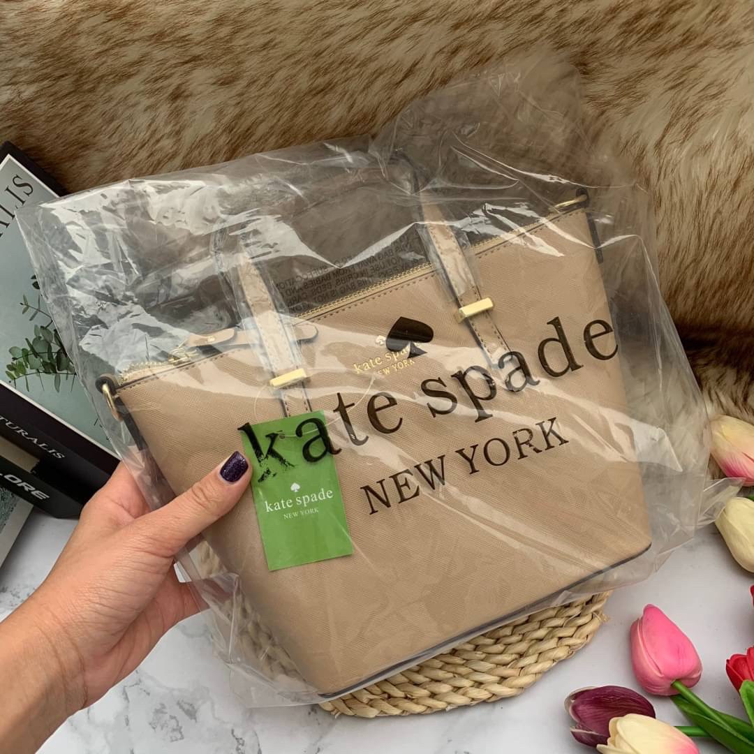 ของแท้ 💯% Kate Spade New York Cross Body Bag กระเป๋าถือหรือสะพาย หนัง Saffiano ภายในมีช่องซิปและช่องเล็ก มีหมุดรองฐานกันรอย 4 มุม อะไหล่ทองทั้งใบ ขนาดกำลังดี ใส่กระเป๋าสตางค์ยาวได้ค่ะ
