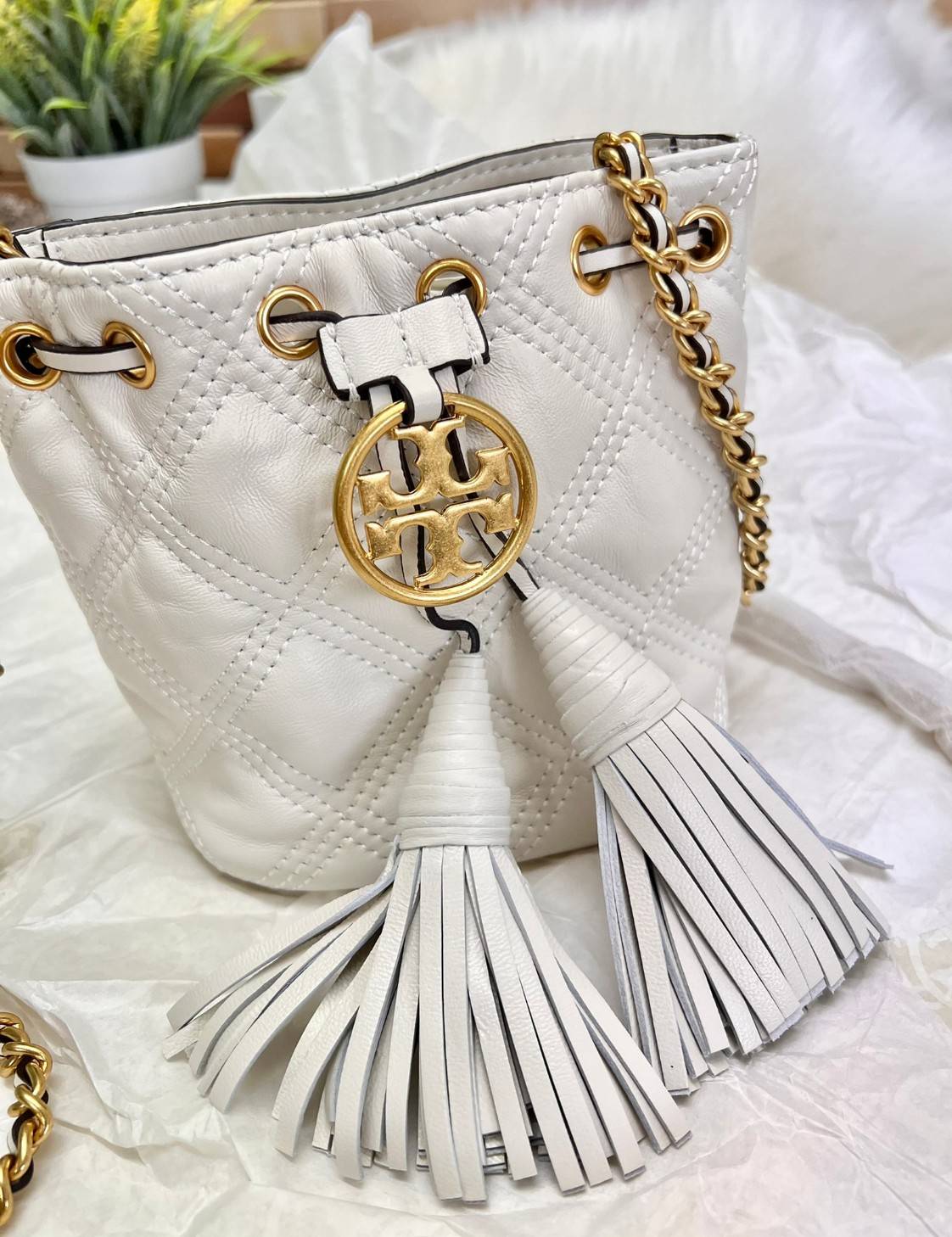 สีออกใหม่ ซึ่งหาได้ยากมากค่ะ 🤩 TORY BURCH FLEMING QUILTED BUCKET BAG ((56868)) พร้อมส่ง สวยท้าให้ลอง! จำนวนจำกัด สินค้าต้องมี กระเป๋าทรงBucket หนังแกะแท้((หนังจะมีความนิ่ม ทนทานและแพงกว่าหนังวัวมาก)) เดินด้ายลายนวมสวยมากๆค่ะ