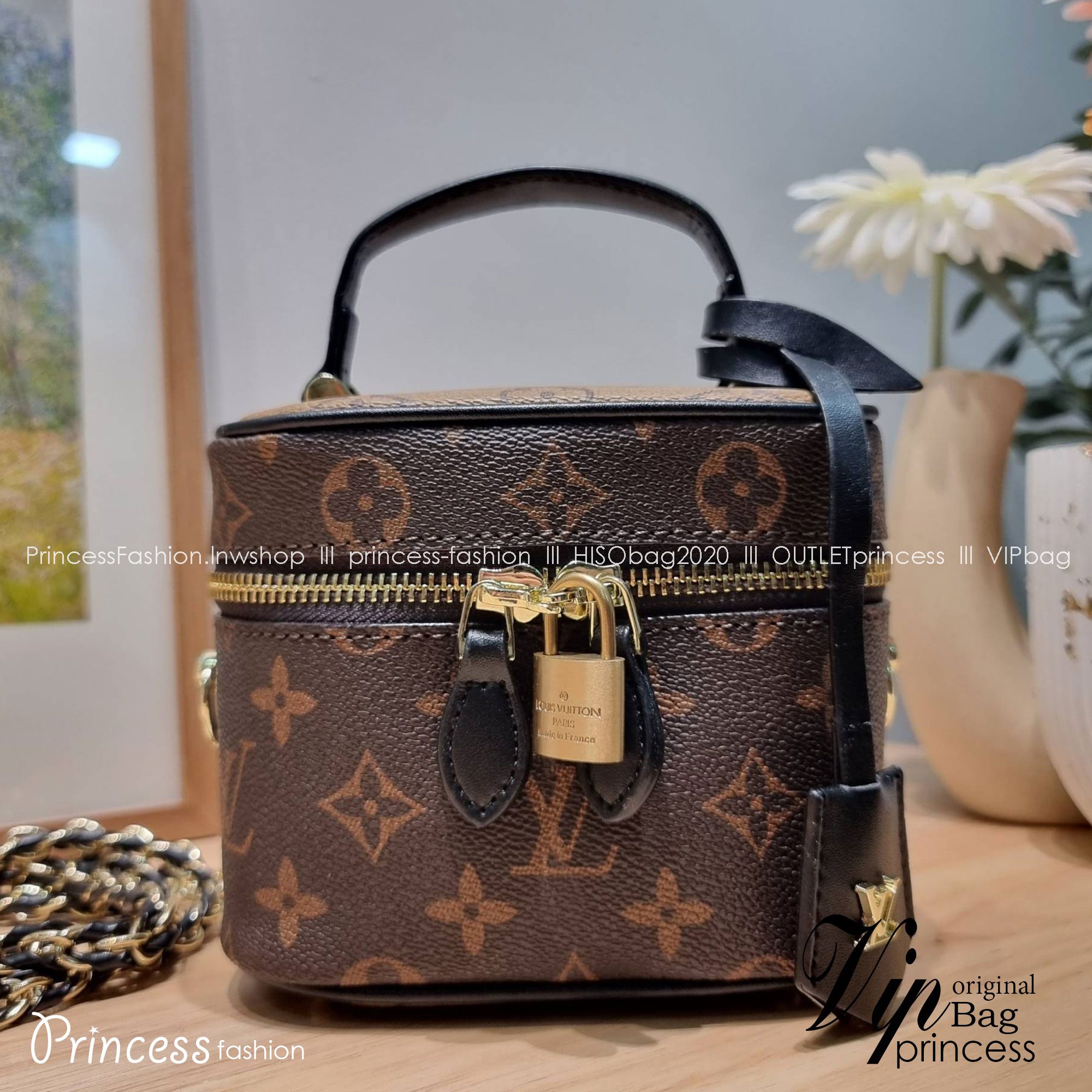 LV Vanity PM / Lv reverse monogram vanity bag กระเป๋าถือ/สะพาย สวยอยู่ทรง มาพร้อม box set สุดหรู adapt ใช้เป็นกระเป๋าเก็บเครื่องสำอางค์ ถือเชิดๆ หรือสะพายเลิศๆ ไปเที่ยว ไปไหนๆก็ดูแพง!! สวยจริงจัง!!