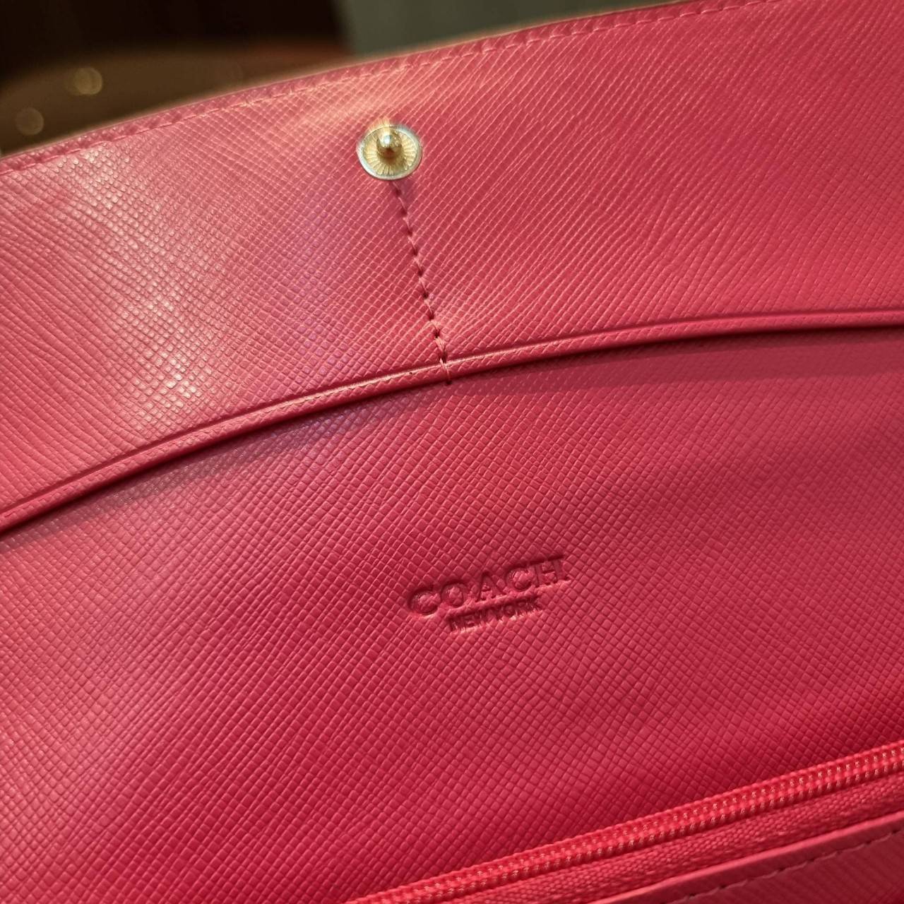 COACH F53763 TRIFOLD WALLET IN SIGNATURE กลับมาแล้วจ้า!! รุ่นขายดี!! 💓 ดีไซน์ใหม่ กระเป๋าสตางค์ใบยาว แถมที่ห้อยใส่บัตรแยกให้ (ถอดออกได้) น่ารักมากๆ ใช้งานง่าย เปิด-ปิดด้วยกระดุม ภายในใส่ธนบัตร ใส่บัตรได้เยอะ ใส่มือถือได้ไปอีก!! จุใจสุดๆ บอกเลยว่าใ