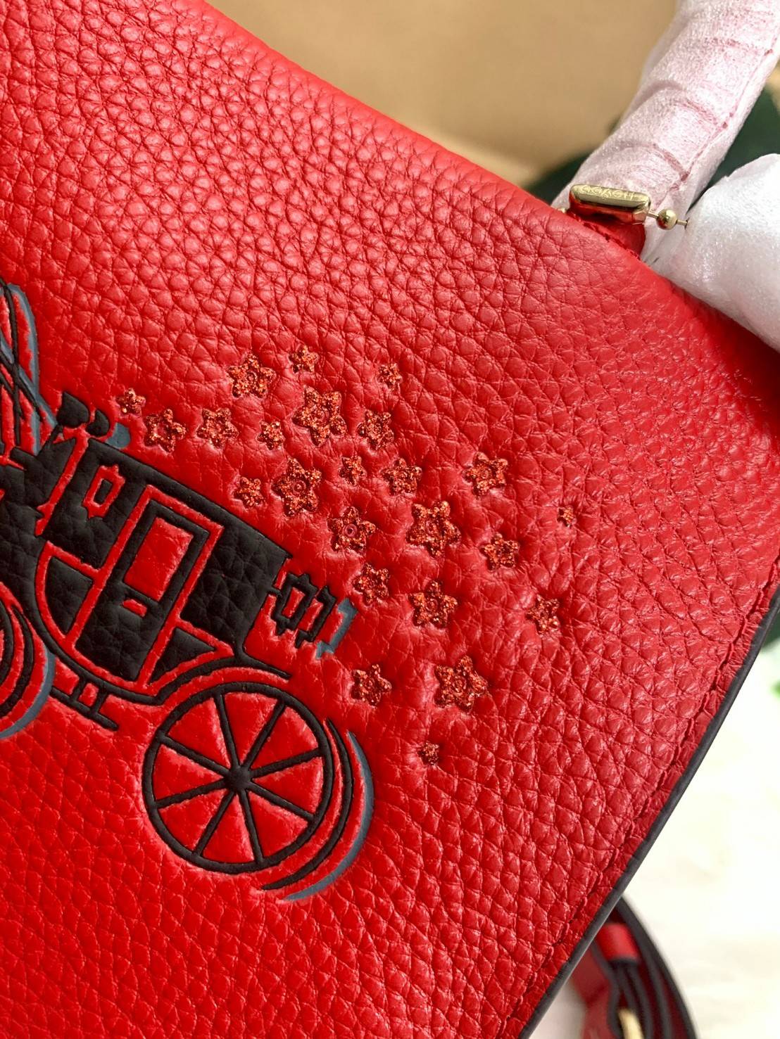 COACH MINI CALLY CROSSBODY IN SIGNATURE ((3599, 2184, 5693, 2134, 2183)) พร้อมส่งที่ไทยทันที! กระเป๋าสะพายครอสบอดี้ร์ กระเป๋าครอสบอดี้โท้ทมินิไซส์ รุ่นใหม่สุดฮอต!! ใบจริงคือน่ารักม้ากกกก!! สวยอยู่ทรง น่ารักน่าใช้ ทรงTote ปากกระเป๋าเปิดปิดแบบแม่เหล็ก ภายใน