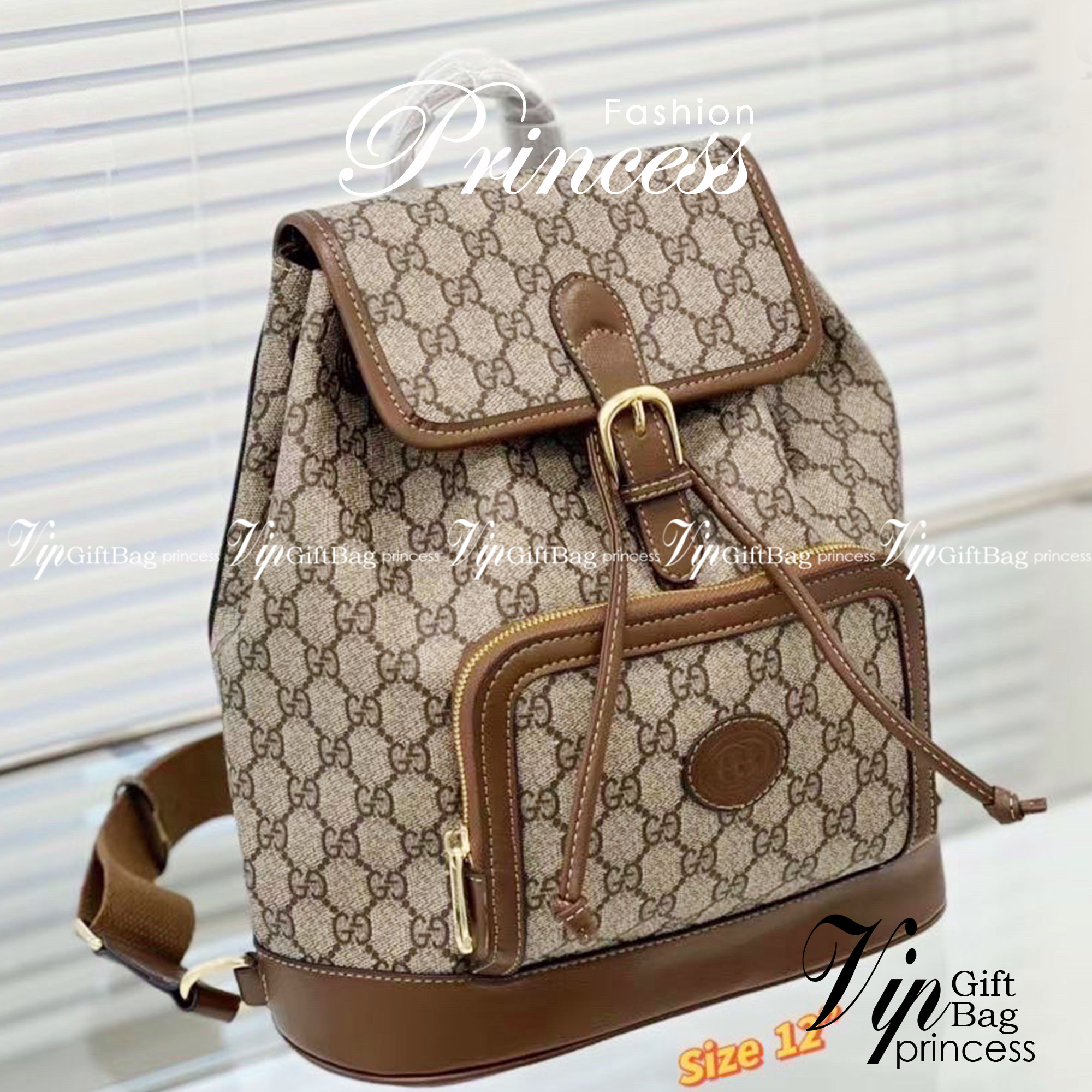 GUCCI Backpack with Interlocking G / GG Coated Canvas Backpack กระเป๋าเป้กุชชี่ใช้ได้ทั้งหญิงชาย ไม่ว่าจะวันธรรมดาหรือวันไปเที่ยว เพียงแค่สะพายกระเป๋าเป้ใบนี้ติดตัวไปด้วย ก็เพิ่มความมีสไตล์ให้กับตัวเองได้แล้ว ด้วยรูปทรงและลายตารางอันเป็นสัญลักษณ์ของแบรนด์