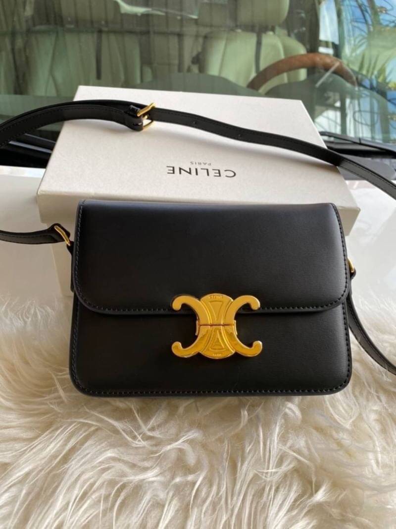VIP GIFT 】หนังแท้ CELINE TRIOMPHE CROSSBODY ดีไซน์ยอดนิยมสไตล์สาว LISA ทรงสี่เหลี่ยมหนังสวยหรูอยู่ทรงเปิดปิดด้วยฝาปิดโลโก้แบรนด์อะไหล่ทอง ภายในมีช่องซิป ใส่มือถือของใช้จุกจิกได้เยอะพร้อมสายสะพายหนังยาวปรับระดับได้จะสะพายไหล่ CROSSBODY ก็ดูดี พร้อมส่งที่ไท