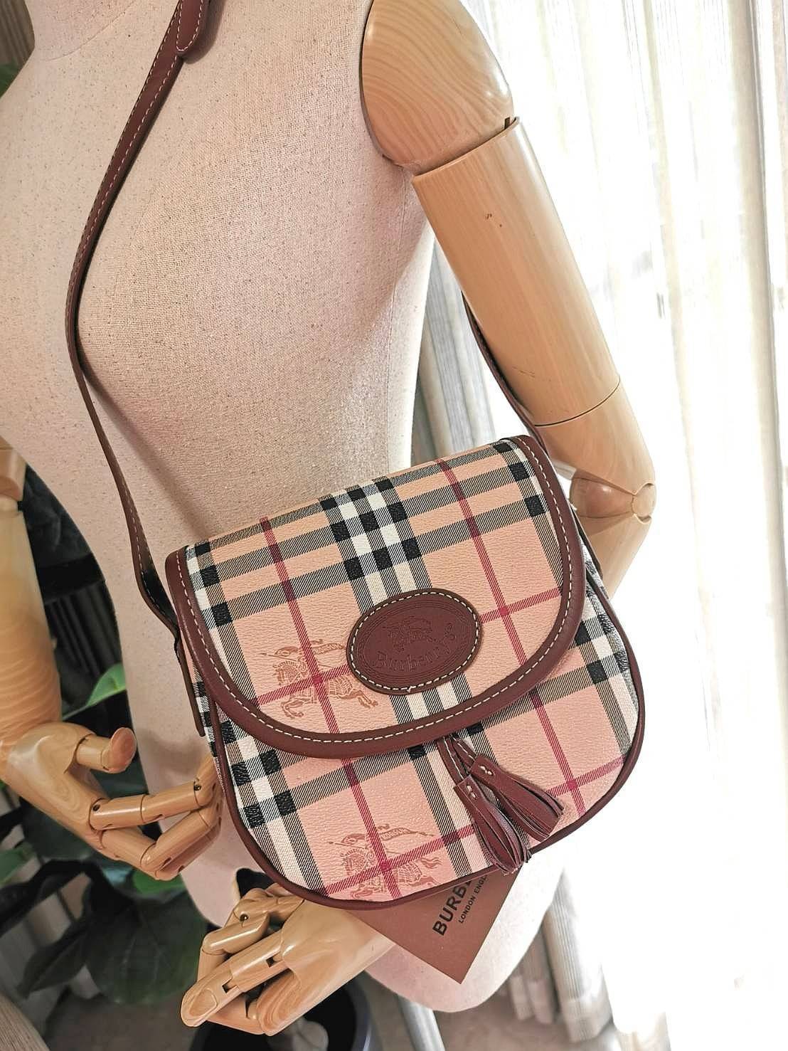 BURBERRY FRAGRANCES VINTAGE CROSSBODY BAG GiFT WITH PURCHASE (GWP) กระเป๋าสะพายพรีเมี่ยมกิ๊ฟ Limited Edition จากเคาน์เตอร์ BURBERRY FRAGRANCES วัสดุหนังแท้ขึ้นลาย Burberry Vintage Signature สวยหรูสุดคลาสสิค เปิดปิดฝาปิดกระดุมแม่เหล็ก ภายในมีโลโก้และช่องซิ