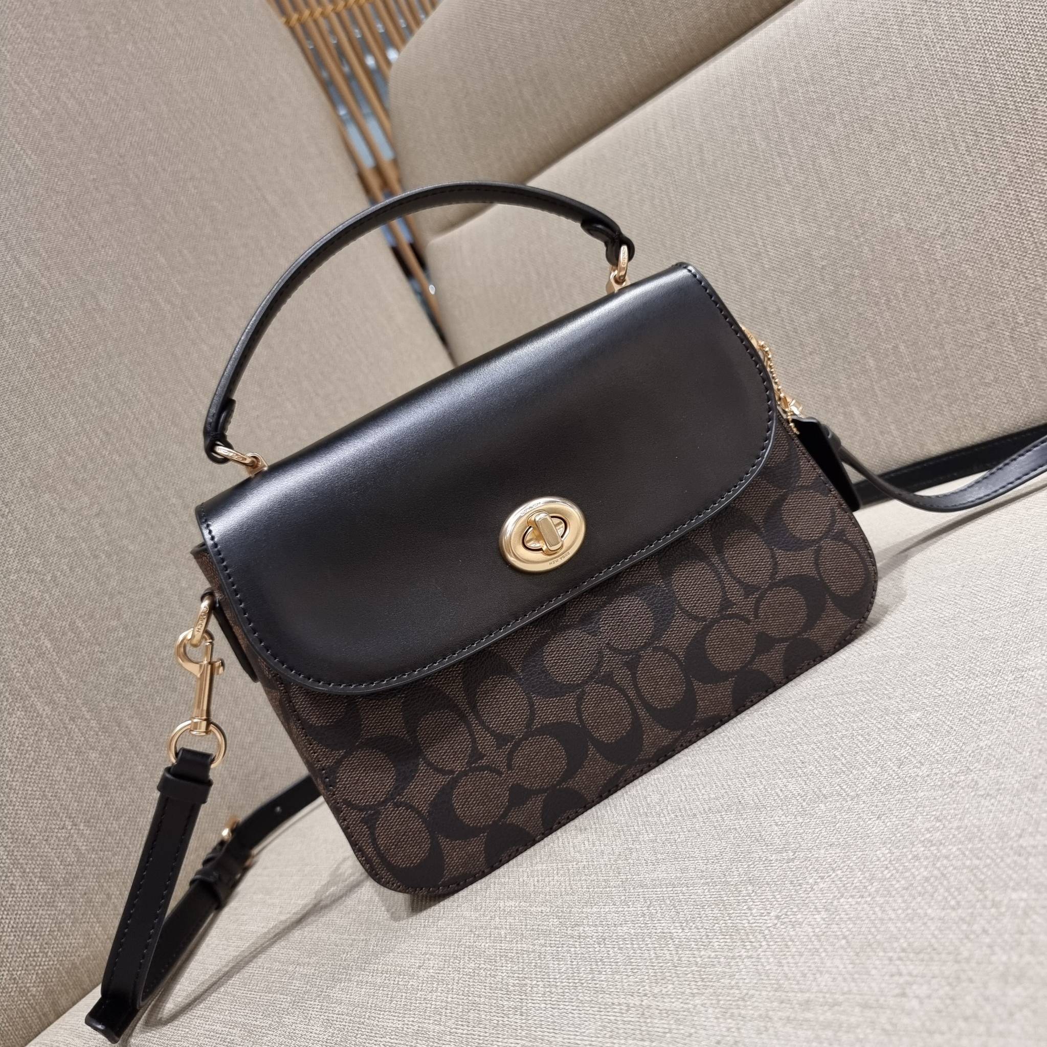 COACH C1765 MARLIE TOP HANDLE SATCHEL IN SIGNATURE CANVAS กระเป๋าถือ/สะพายข้าง มีดีไซน์ยูนีค โดดเด่น ตกแต่งโลโก้ด้านข้างอะไหล่ทอง สวยคลาสสิคด้วยวัสดุแคนวาสสลับหนังแท้ เปิด-ปิดด้วยตัวล็อคแน่นหนา ภายในเป็นช่องโล่ง ใส่ของได้ครบครัน มาพร้อมหูจับในตัวและสายสะพ