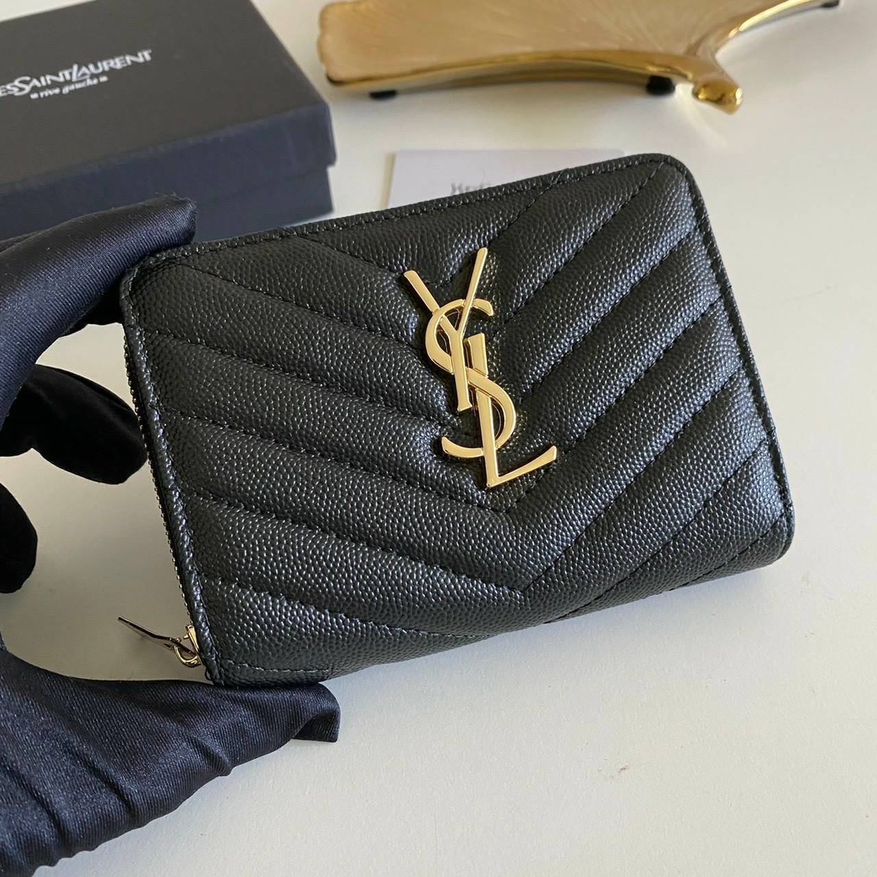 VIP GIFT 】หนังแท้ YSL Saint Laurent monogram compact zip short wallet มาแล้วจร้า ถามหากันเยอะมากๆ กระเป๋าสตางค์ใบสั้นที่ใส่แบงค์ ใส่บัตร ใส่เหรียญได้เยอะสุดๆ มีสองด้านซิปและพับ ใบเดียวครบจบเลย หนังสวยมาก ละเอียดสุดๆ