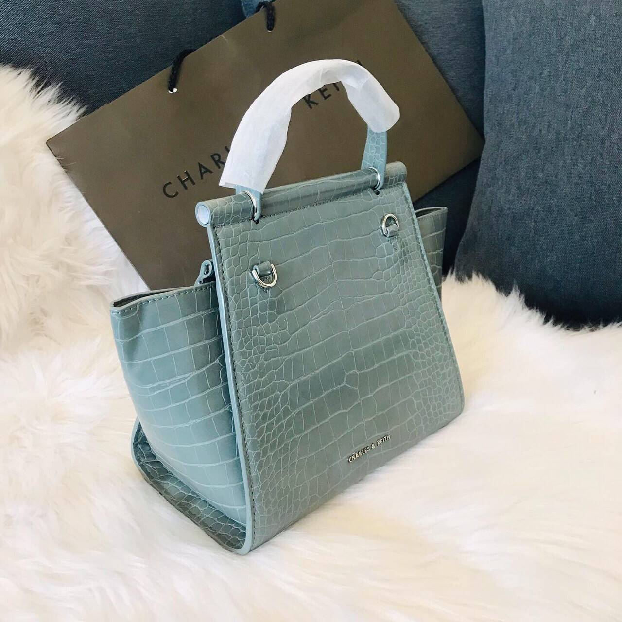 New arrival!! CHARLES & KEITH CROC-EFFECT TRAPEZE BAG กระเป๋าสะพายรุ่นใหม่ล่าสุด วัสดุหนังเรียบเงาสวย นิ่ม น้ำหนักเบา อะไหล่เงิน เปิดปิดกระเป๋าแบบกดล็อก ด้านในโล่งกว้างมีช่องซิปสำหรับใส่ของ ใส่กระเป๋าสตางค์ใบยาว Iphone+ได้ทุกรุ่น มาพร้อมสายสะพายยาวถอด-ปรั