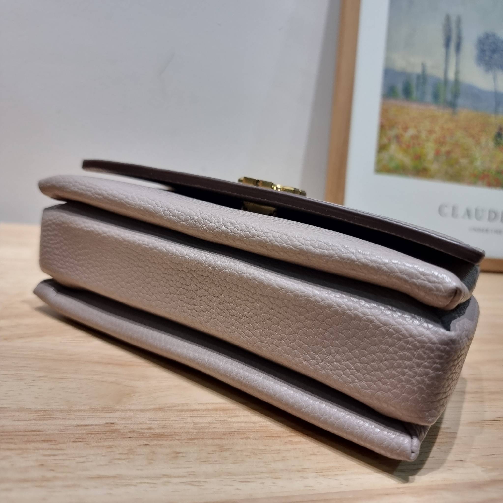 TORY BURCH LIMITED-EDITION MINI BAG รุ่นลิมิเต็ด ที่ sold out ไปแล้วหลายช็อป มีมาให้ช้อปที่นี่! กับกระเป๋าสะพายข้างทรงผู้ดี ไซส์มินิ ที่ผลิตมาในจำนวนจำกัด โดดเด่นด้วยอะไหล่ทองคลาสสิคหรูหรา และสายสะพายโซ่สลับหนัง ทำให้สะพายได้โดยไม่เจ็บไหล่