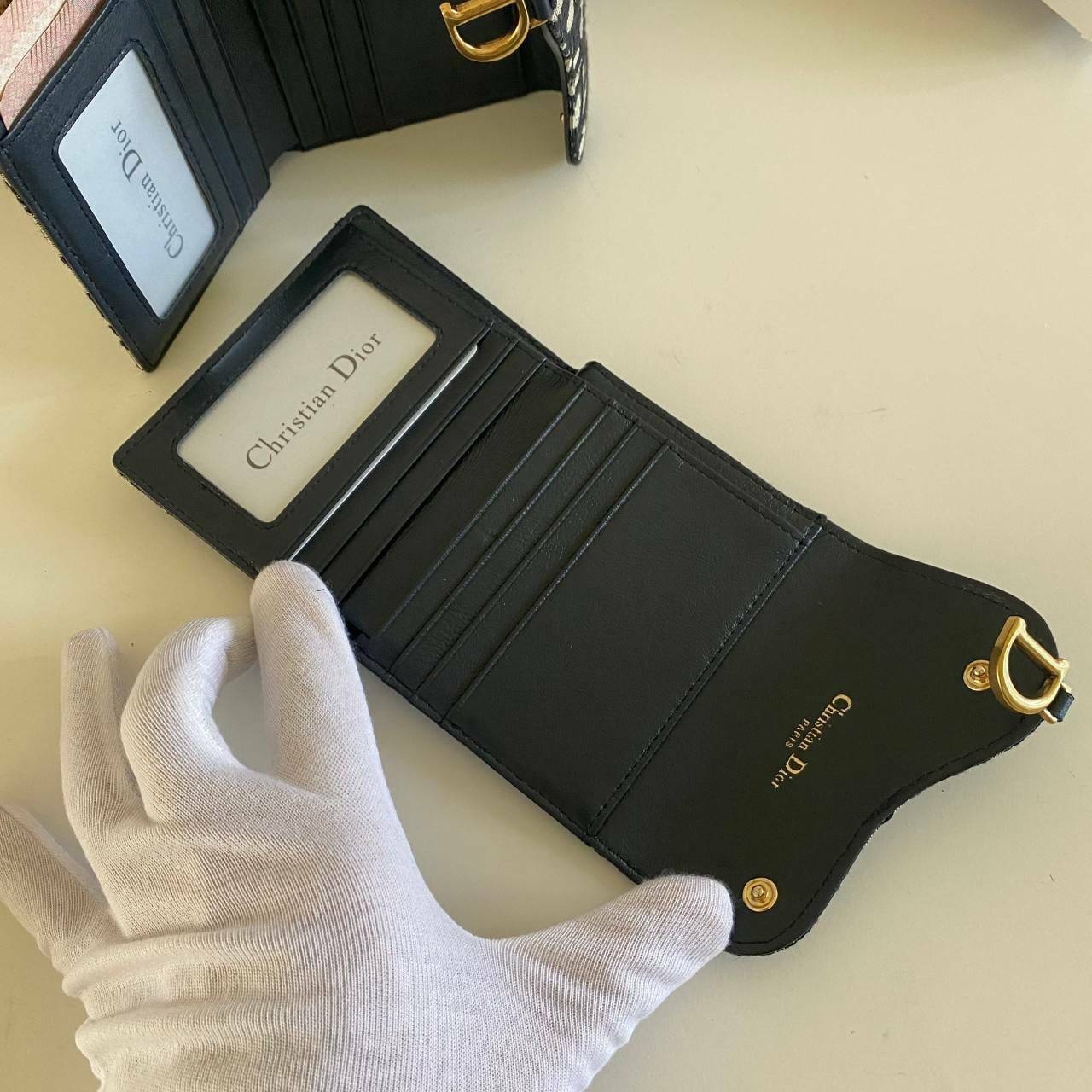 VIP 】DIOR WALLET MONOGRAM SADDLE LOTUS กระเป๋าสตางค์ 3 พับ วัสดุหนังแท้ และผ้า Jacquard อย่างดี ทอสวยงามที่สุด ผสมผสานความสง่างามและคลาสสิกที่เข้ากับยุคสมัย ด้านหน้าโดดเด่นด้วยซิกเนเจอร์ของ Christian Dior อะไหล่สีทองอ่อน เงางาม เป็นอีกหนึ่งรุ่นที่ดาราเชเล