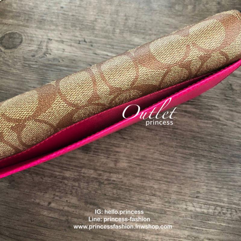 Coach signature ling wallet กระเป๋าสตางค์ใบยาว เปิด - ปิดกระเป๋าแบบกระดุม ภายในมีช่องใส่บัตร ธนบัตร และช่องซิปใส่เหรียญ ด้านหลังมีอีกช่อง 1 ช่อง พร้อมที่ใส่บัตร ถอดแยกใช้ได้ค่ะ