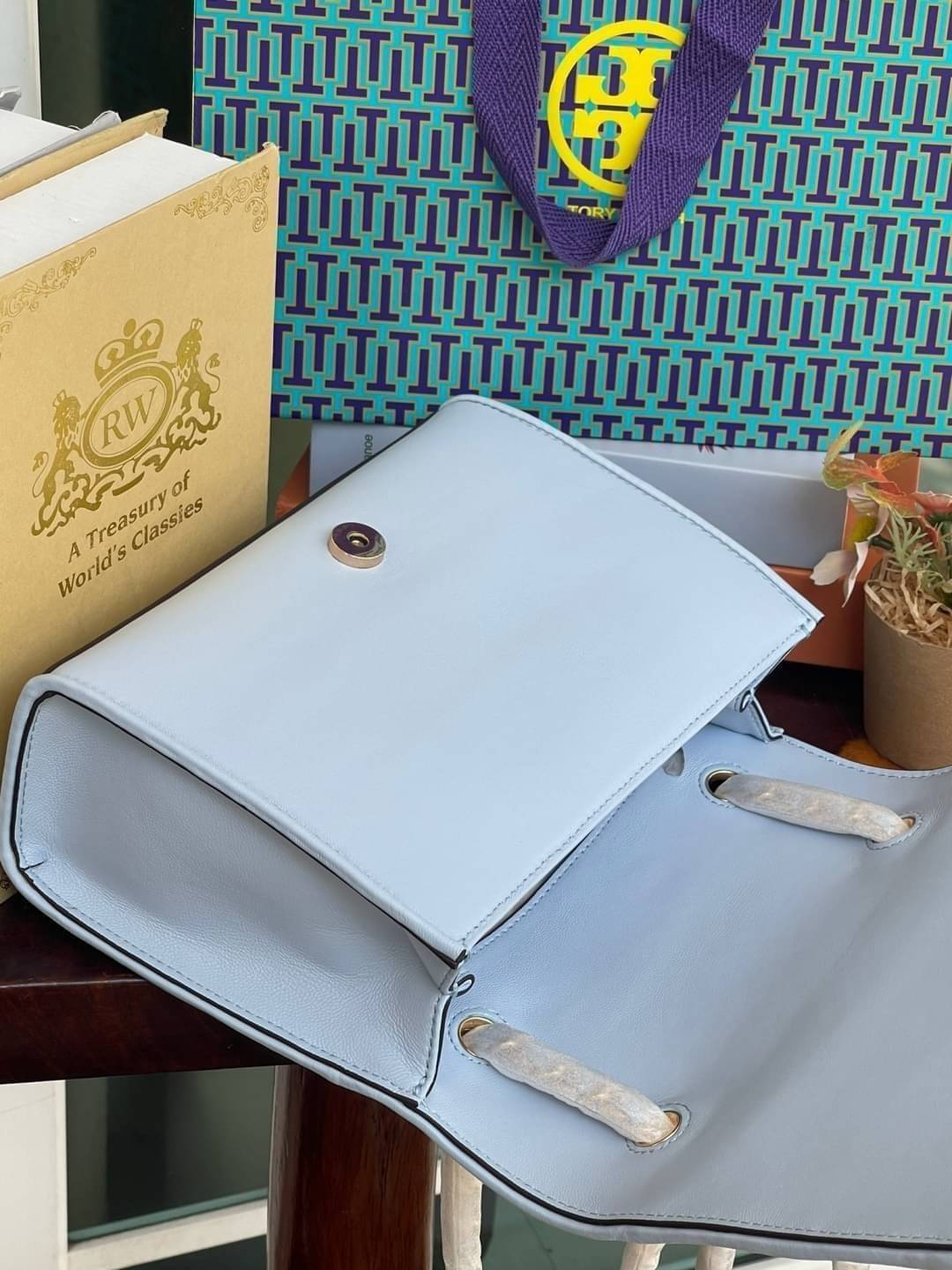 Tory Burch Savannah Convertible Shoulder Bag สาว ๆ ลุคสาวๆไม่ควรพลาด Collection นี้เลยนะคะ เป็นรุ่นที่ตอบโจทย์และครองใจสาว ๆ ได้อย่างแท้จริง เนื่องจากมีดีไซน์เรียบหรู โดยทางแบรนด์ได้ใช้เทคนิคการเย็บบนหนังเป็นลายเส้น (Chevron) ทำให้กระเป๋าดูมีราคามากยิ่งขึ