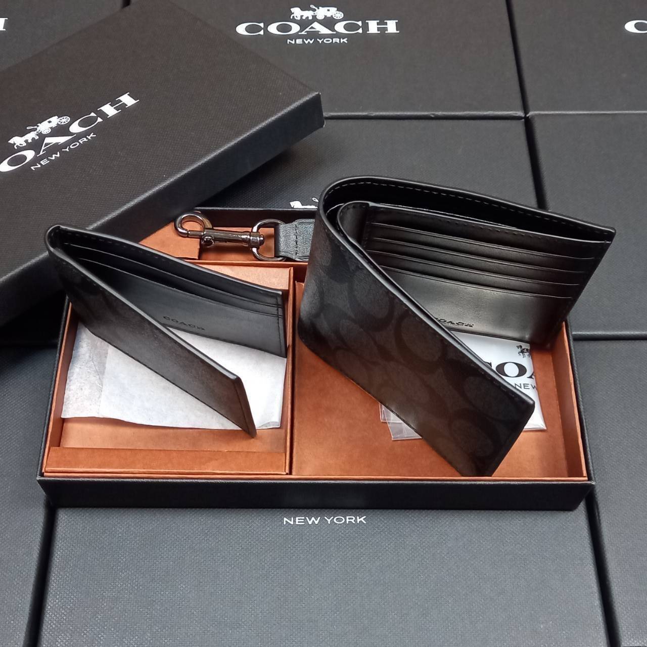 COACH COMPACT ID WALLET IN SIGNATURE WITH KEY FOB LIMITED BOX(COACH F74993)🍁กระเป๋าสตางค์ใบสั้น มาพร้อมใบลูกแบบแพ๊คคู่ +พวงกุญแจ//วัสดุหนังแคนวาสคุณเยี่ยมสลับหนังแท้ ทรงสวยคลาสสิคได้ใจใครหลายๆคนไปเรียบร้อย โดดเด่นลงตัวมาก ใส่บัตร ธนบัตร ครบมาก **เ