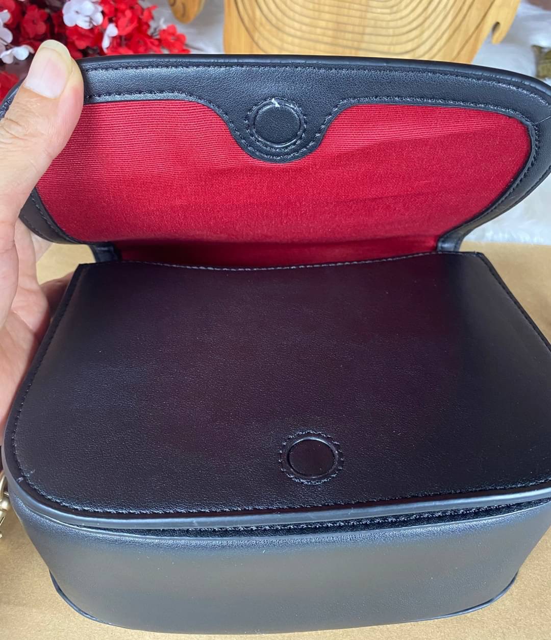 OUTLET 】COACH SADDLE BAG WITH HORSE AND CARRIAGE DOT PRINT (COACH C4059) กระเป๋าสะพายข้าง ลายม้าและรถลาก item ใหม่ที่สาวๆต้องมีนาทีนี้ห้ามพลาด รูปทรงโค้งมน วัสดุ พีวีซี ผ้าใบเคลือบพิมพ์ลายเป็นหนังเรียบ ทนทานและกันคราบสกปรกทั้งสี่ด้านเป็นหนังคุ้มสุดๆ ภายใน