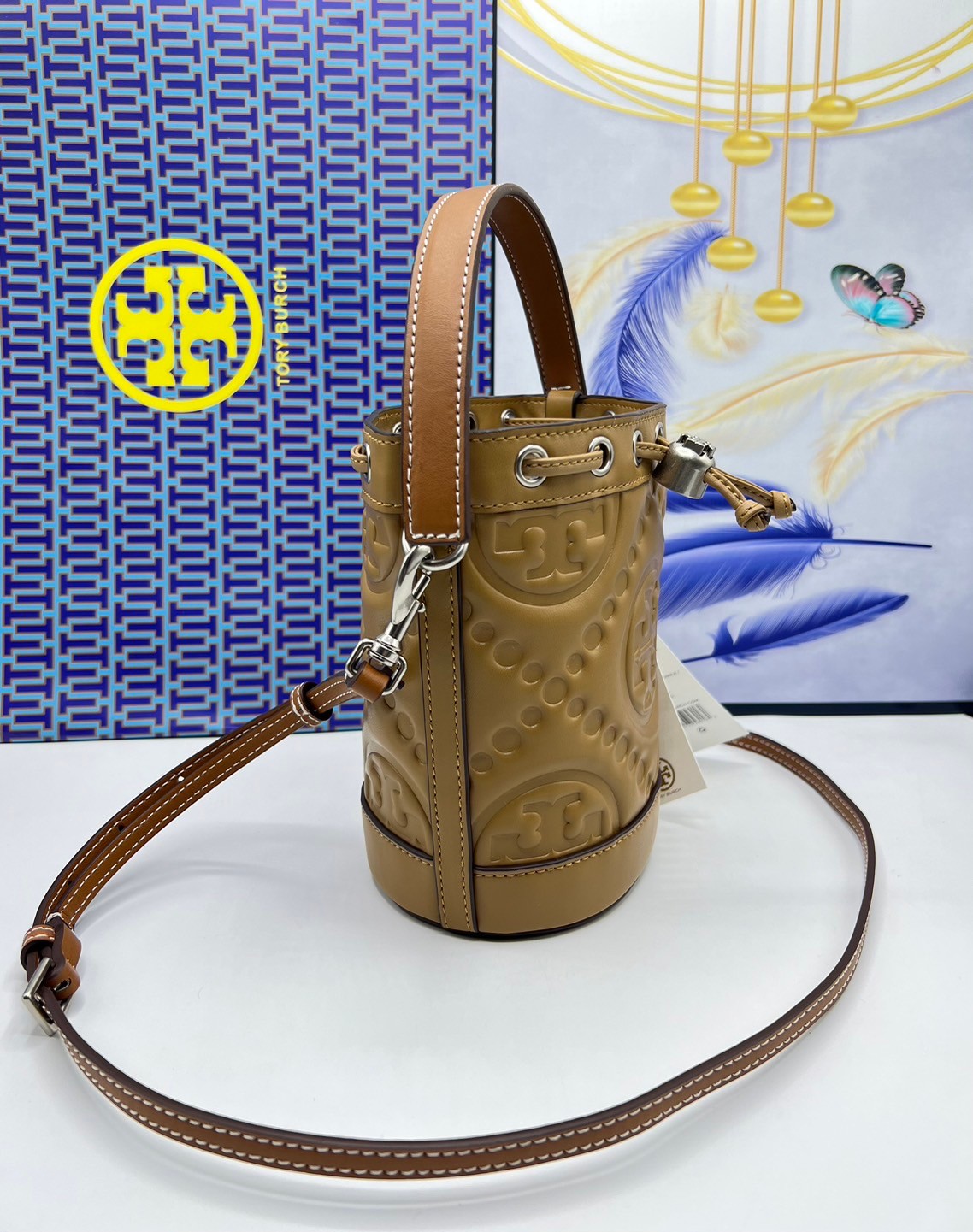 6 สี Tory Burch Puffy Mini / Tory burch T Monogram Puffy Patent Mini Bucket Bag / Tory Bucket Bag กระเป๋าบัคเกต size เล็ก โดดเด่นด้วยโลโก้ตัวนูนปั๊มด้านหน้า
