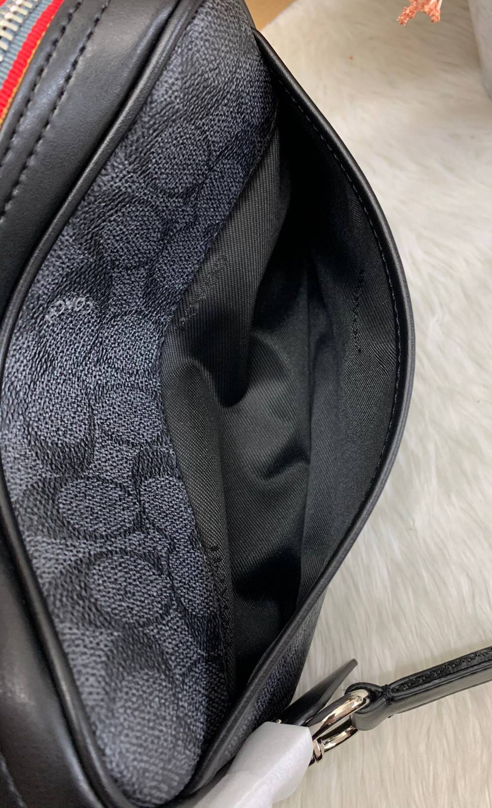 COACH ACADEMY CROSSBODY IN SIGNATURE WITH VARSITY ZIPPER ((768, 960)) พร้อมส่งที่ไทยอีกครั้ง! ได้ไปหลงรักแน่นอนค่ะ😘 กระเป๋าสะพายครอสบอดี้ร์ของคุณผู้ชาย((สาวหล่อใช้ก็สวยทีเดียว)) หนังแท้อย่างดี หนังนิ่มมือดีค่ะ