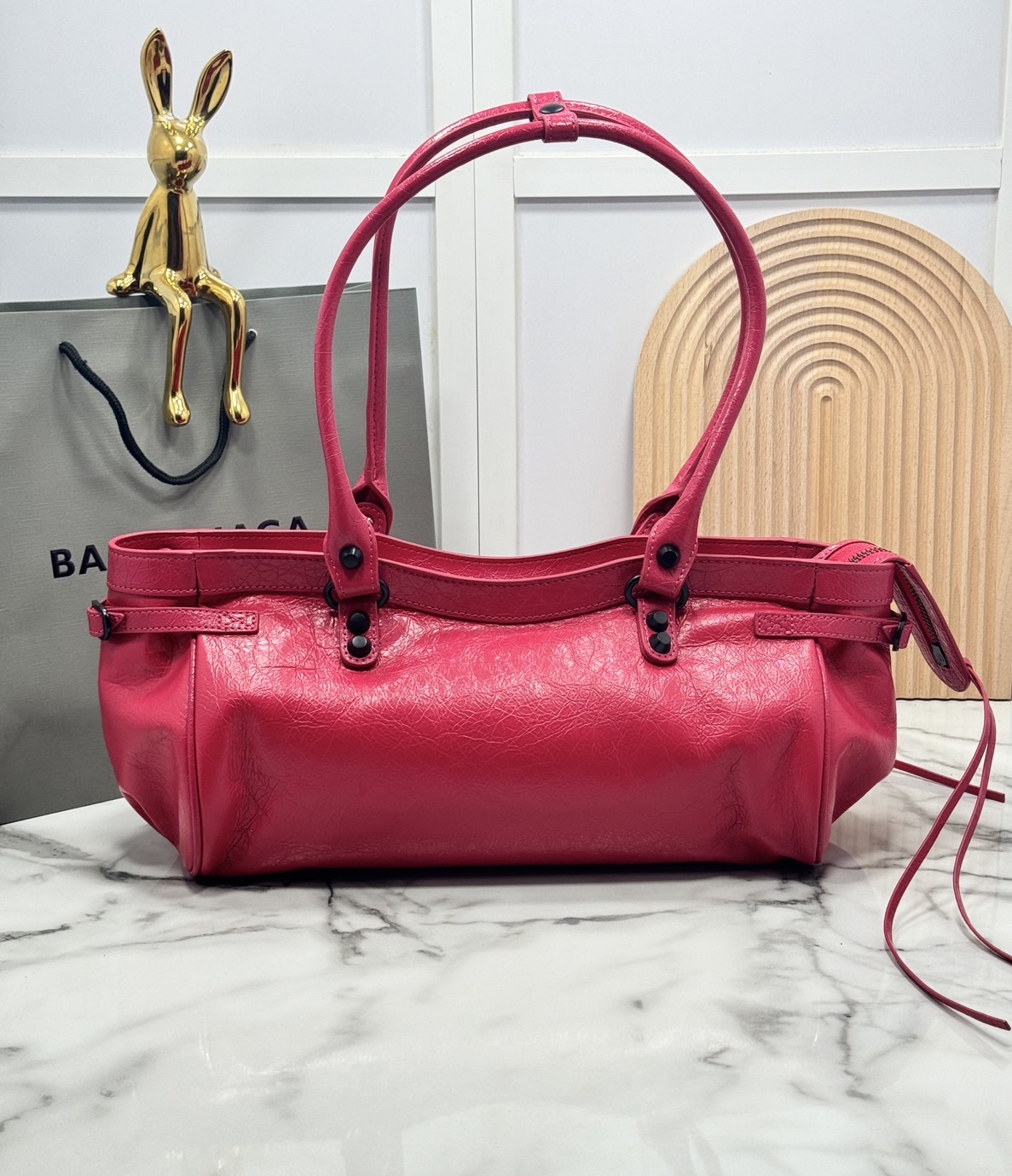 ORI หนังแท้ | Balenciaga Le City Bag East-west Bag 32cm กระเป๋าถือ/สะพายข้างทรงยาวดีไซน์โดดเด่นสวยเท่ล้ำสมัย ที่สุดแห่งความไอคอนิกไม่เหมือนใคร มีกิมมิคและลูกเล่นแพรวพราว