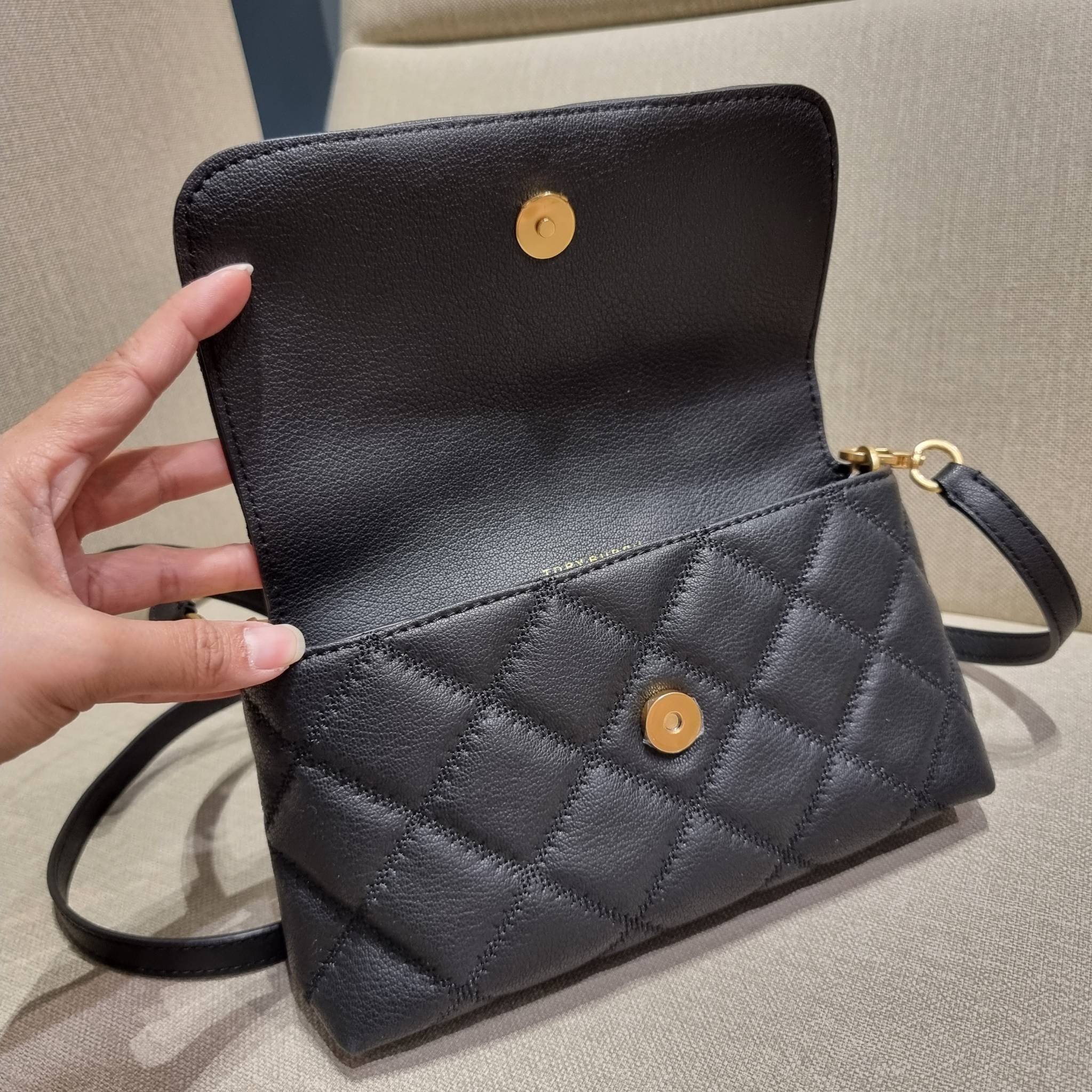 TORY BURCH WILLA MINI SHOULDER BAG ใหม่ล่าสุด พร้อมเสิร์ฟไม่ต้องรอพรีฯ กระเป๋าสะพายดีไซน์เลิศ ทรงสวย กะทัดรัด สะพายคล่องตัว ดีไซน์บุนวม เส้นคมสวยหรู