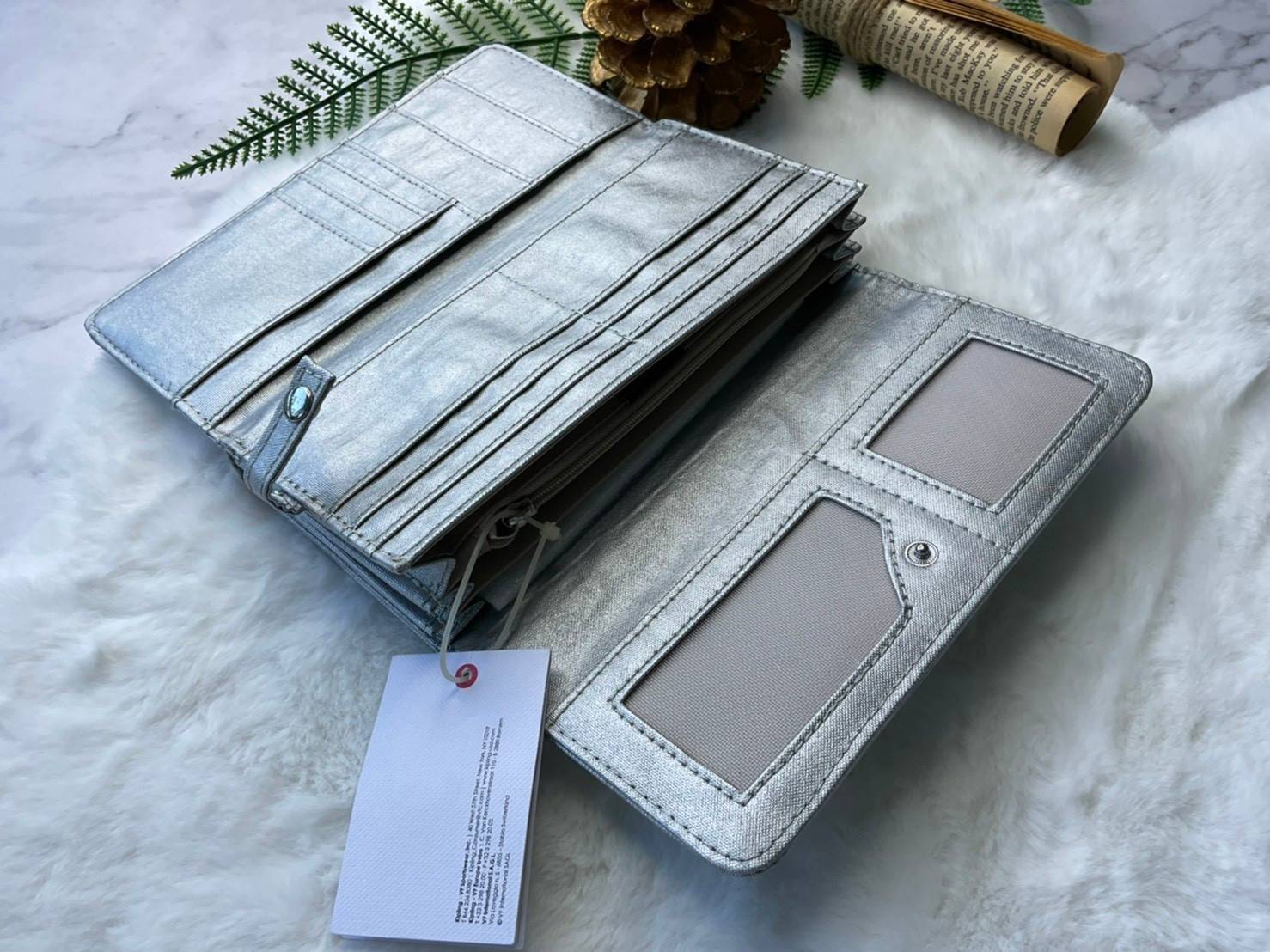 กระเป๋าสตางค์ยาว 3 พับตอน Kipling Brownie long tri-fold wallets กระเป๋าสตางค์ยาวแบบ3พับตอน วัสดุกันน้ำ เปิดปิดด้วยกระดุมแป๊ก มีช่องใส่ธนบัตรหลายช่อง ช่องเสียบการด์ได้ถึง13ช่องลายจุด และใส่รูปภาพได้อีก2ช่อง ช่องซิปใส่เหรียญ ช่องธนบัตร 3 ช่อง ที่จับหัวซิปปั