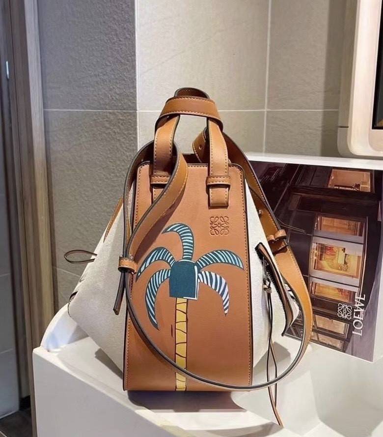 Loewe Hammock Bag / Loewe Small Hammock Tan Ken Price La Palme Edition / กระเป๋าสไตล์แคชชวล พิมพ์ลายต้นปาล์ม