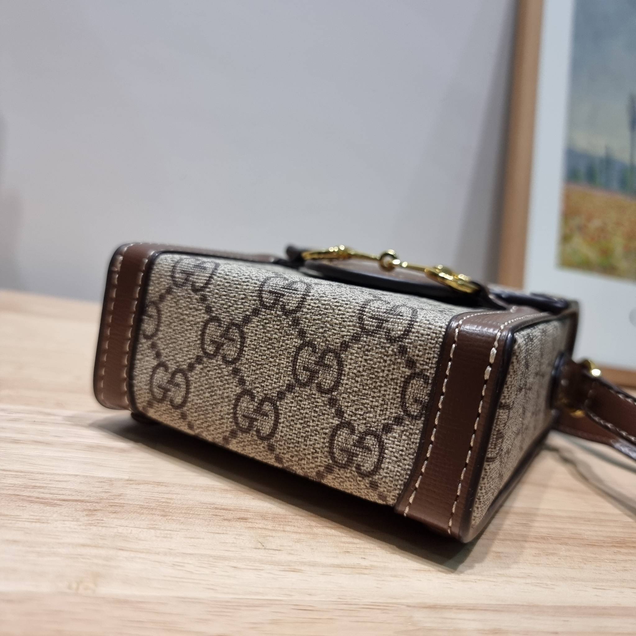 Set 3 ชิ้น Gucci Horsebit 1955 mini bag / Gucci Phone Bag box set ชวนสะสม ใครมองหาของขวัญอยู่ เซ็ทนี้จัดว่าเลิศมาก! กับการจับเอารุ่นยอดฮิต มามิกซ์รวมกับไอเท็มสุดคุ้มของมันต้องมี!! จัดเรียงให้อยู่ในกล่อง box set ลิมิเต็ด ที่มีทั้งแว่นตา gentle monster แบรน