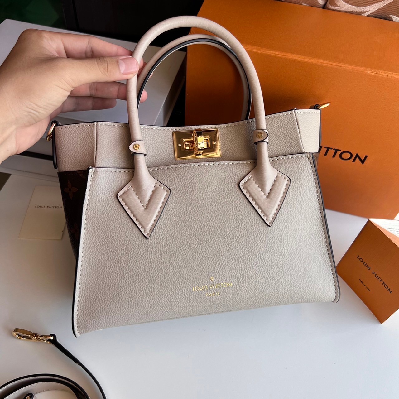 หนังแท้ LV On My Side PM กระเป๋าโท้ทขนาดกะทัดรัดที่ผลิตจากหนังลูกวัวเนื้อนุ่ม เกรดออริจินอล ภาพสินค้าถ่ายจากงานขายจริง ใช้งานต่างประเทศได้