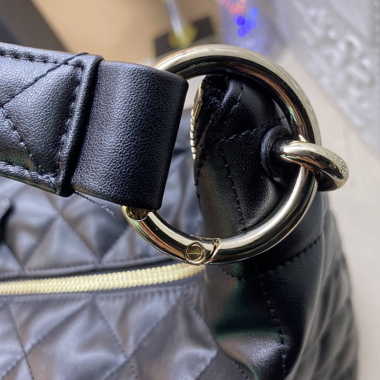 Chanel Maxi Hobo Bag 23B 36cm ออริสลับแท้ ใช้งานต่างประเทศได้ งานเกรดหนังสวย อะไหล่ทองสวยหรู กระเป๋าสะพายทรงโฮโบใบใหญ่ จุของได้เยอะ มี 2 ขนาดกำลังสวย ดีไซน์ใหม่ 2023 ตัวแม่ตัวมัม ห้ามพลาดเลยค่า