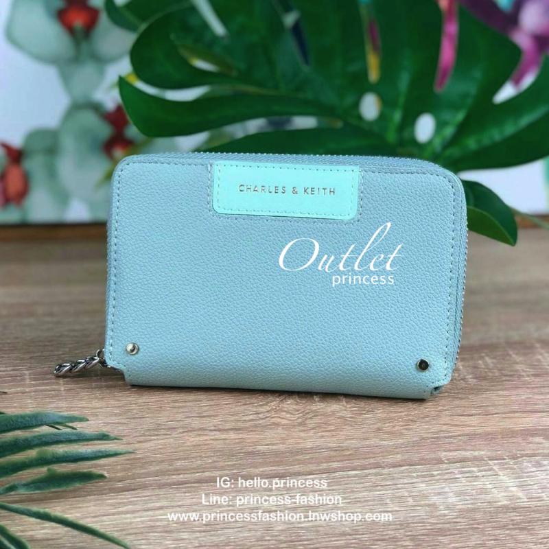 CHARLES & KEITH CHAIN ZIP WALLET กระเป๋าเงินซิปรอบใบกลาง หนังขึ้นลายสวยงาม ด้านหน้าปั๊มโลโก้แบรนด์ มีจุดเด่นที่ซิปเป็นห่วงโซ่เล็กๆน่ารัก ด้านในมีช่องซิปใส่เหรียญ ช่องบัตร 4 ใบและช่องใส่ธนบัตรตามยาว ใส่แบงค์พันได้ตามยาวเลยค่า ไว้ใช้กับกระเป๋าใบเล็กเหมาะมาก