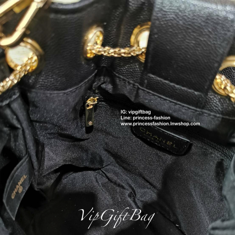 Chanel Crossbody Bag With Chain VIP Gift With Purchase (GWP) รุ่น Limited พรีเมี่ยม Chanel Perfume Counter ทรง Bucket Bag วัสดุหนังคาเวียร์ลายตารางเปิดปิดแบบDrawstringและแถบหนังคาดกลางประดับอะไหล่แบรนด์สีทอง ภายในมีโลโก้และช่อง1ซิป หัวซิปแบรนด์ ใส่มือถือ 