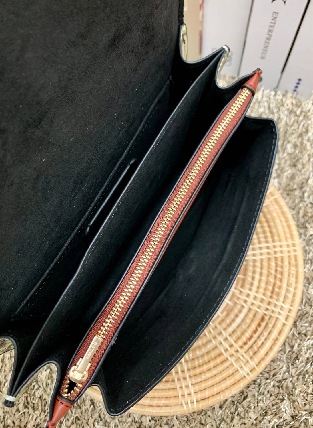 พร้อมส่งถึง8สี ห้ามพลาดค่ะ! COACH KLARE CROSSBODY BAG ((91019//91174//90400//1424//90635)) พร้อมส่งที่ไทย กระเป๋าสะพายครอสบอดี้ร์หรือสามารถทบเป็นสายคู่คล้องไหล่ได้ด้วยค่ะ หนังแท้ แต่ละสีทำลายหนังได้สวยงามแตกต่างกันออกไปนะคะ ✔️ห้อยด้วยป้ายแบรนด์แบบโ