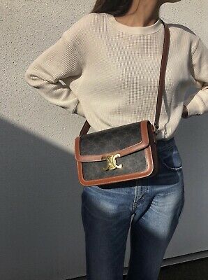 VIP 】𝗖𝗘𝗟𝗜𝗡𝗘 CROSSBODY VIP GIFT MEDIUM/TEEN TRIOMPHE BAG IN TRIOMPHE CANVAS AND CALFSKIN มี 2 ขนาด งานสวยอยู่ทรงเปิดปิดด้วยตัวล้อคด้านหน้า ภายในมีช่องใส่ของหลัก พร้อมช่องซิป ใส่กระเป๋าสตางค์กลาง + มือถือได้ ท