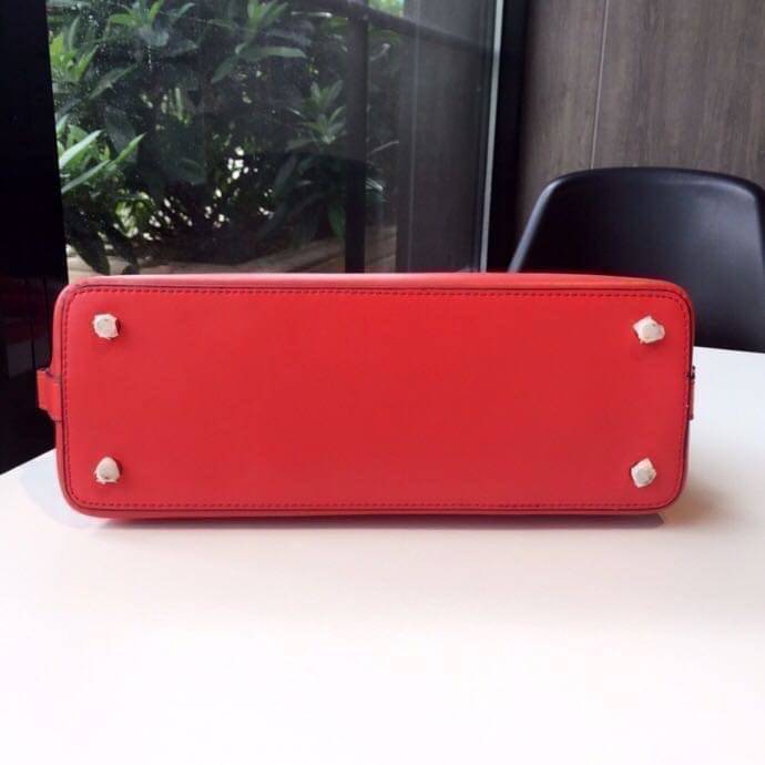 Coach Mini Sierra Signature กระเป๋าถือทรงโดม ภายในกว้างสามารถใส่กระเป๋าเงินเล็ก และมือถือได้ และยังมีช่องซิปเล็ก 1 ช่อง ด้านหลังมีกระเป๋าเล็กเก็บบัตร 1 ช่อง ใครยังไม่มีพลาดไม่ได้แล้วนะคะ