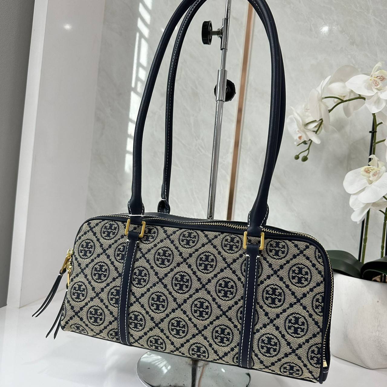 TORY BURCH Small T Monogram Marshmallow Satchel / Tory Burch tote handbag พร้อมส่ง 2 สี ใหม่ล่าสุด กระเป๋าสะพายไหล่ดีไซน์สุดทันสมัย ตัดเย็บสวยงาม ผ้า jacquard ตัดหนัง เปิด-ปิดแบบซิป มีช่องแบ่ง 2 ช่อง มีซิปลับด้านใน ใส่ของได้เยอะมากๆ ค่ะ